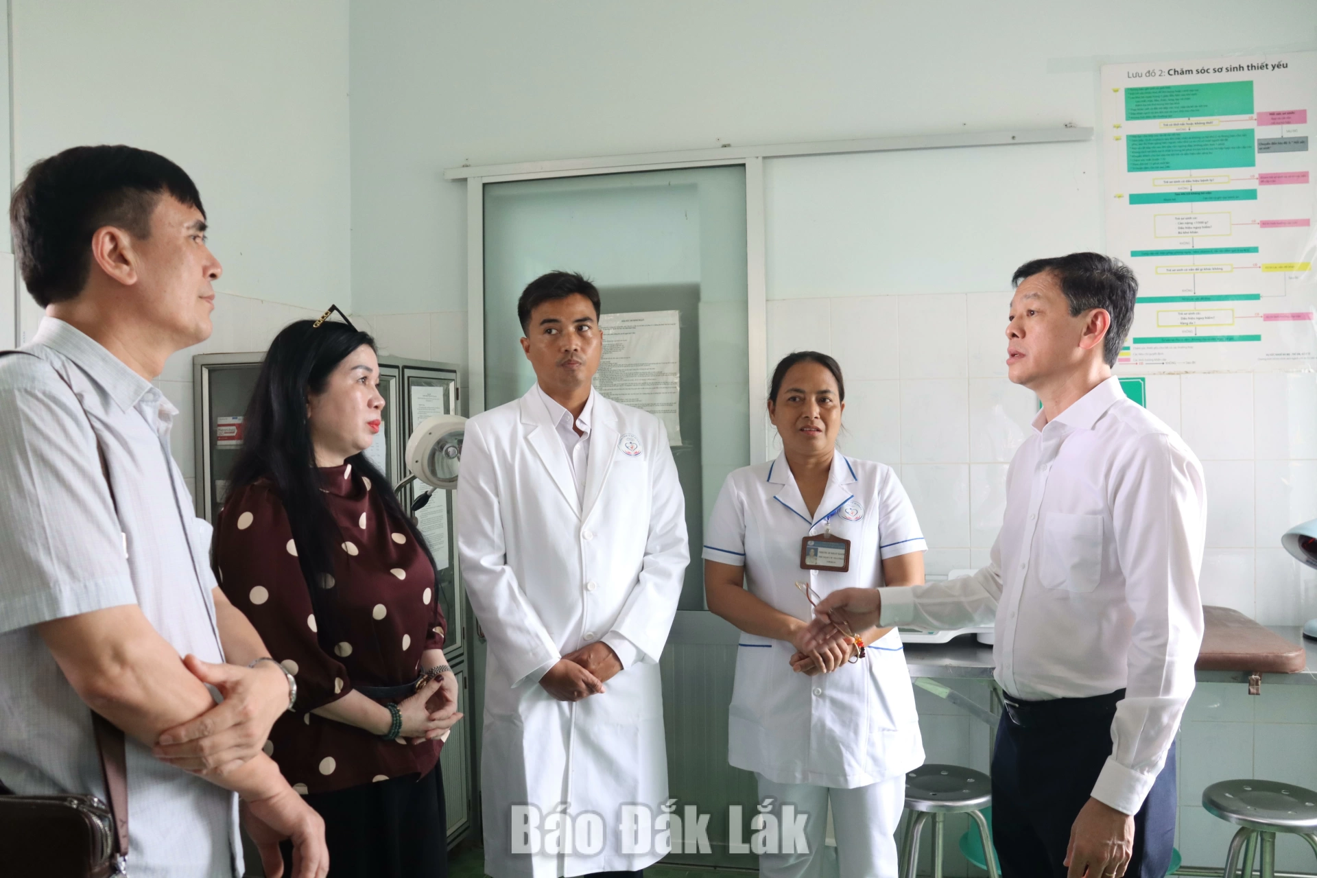 “Bài toán lớn” và sứ mệnh làm mới năng lực y tế - Kỳ cuối: Mở không gian phát triển mới 3 Thứ trưởng Bộ Y tế Nguyễn Tri Thức khảo sát điều kiện trang thiết bị, thuốc và công tác khám chữa bệnh tại các xã vùng đồng bào dân tộc thiểu số tại tỉnh Đắk Lắk.