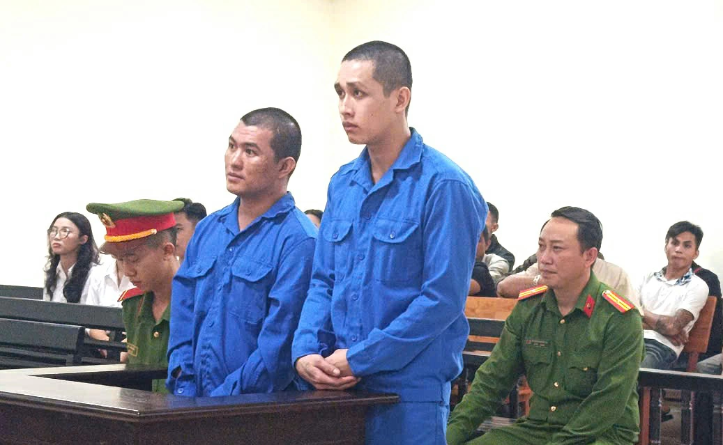 Vô cớ đánh người, hai bị cáo lĩnh án 1 Các bị cáo tại phiên tòa sơ thẩm. Ảnh: Viện KSND tỉnh.