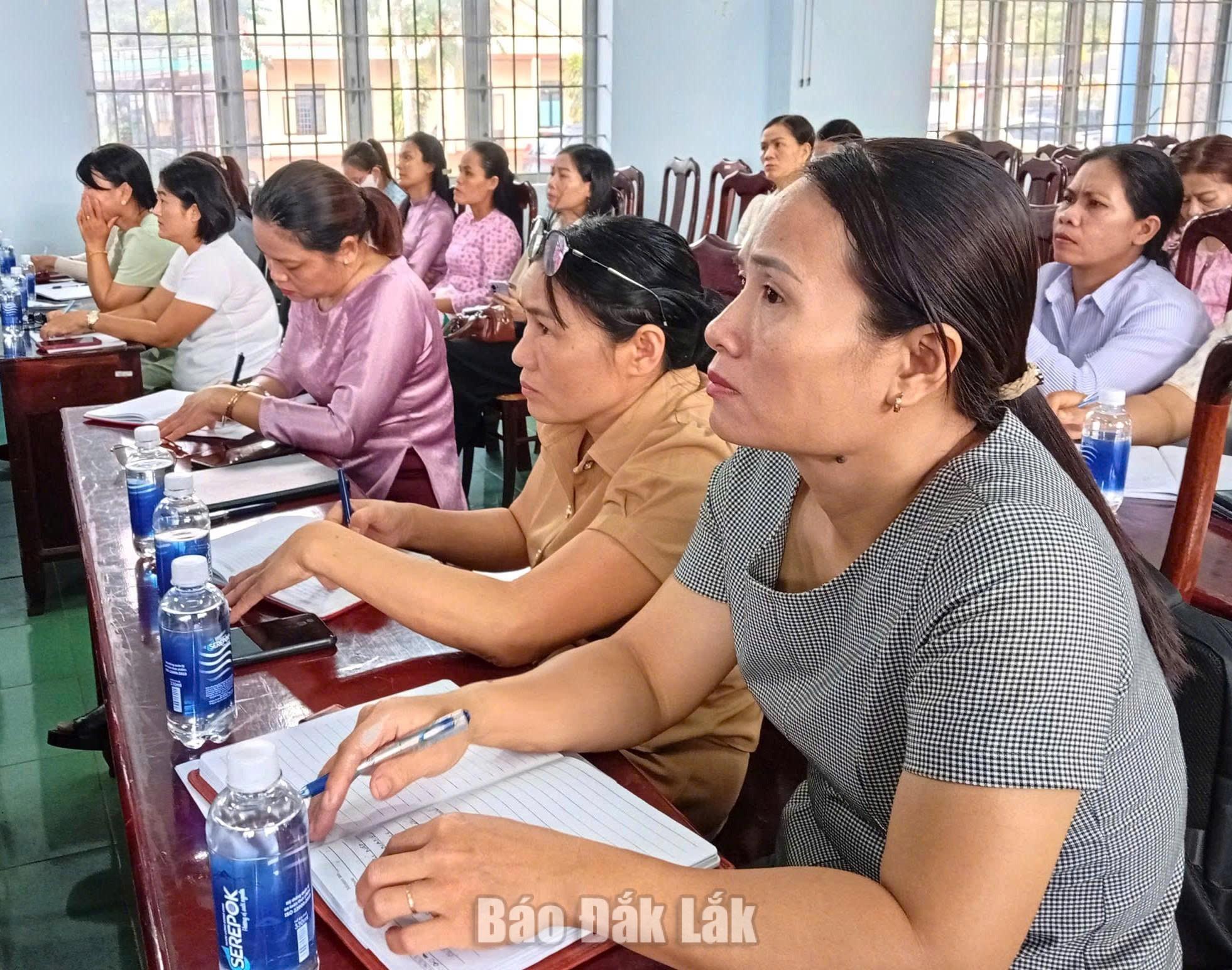 Cán bộ, công chức, viên chức xã Cư Mgar tham gia tập huấn tại trụ sở UBND xã.