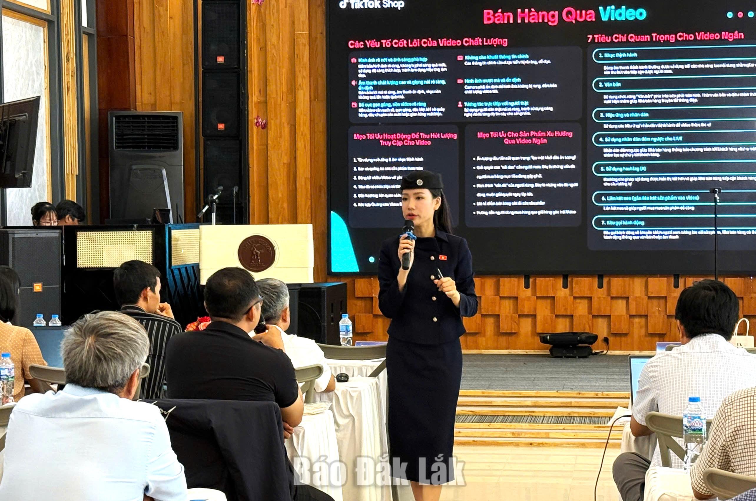 Tập huấn kỹ năng livestream bán sầu riêng cho 8 xã, phường 1 Chuyên gia của TikTok Shop hướng dẫn các nội dung trọng tâm của chương trình tập huấn sáng 7/8.