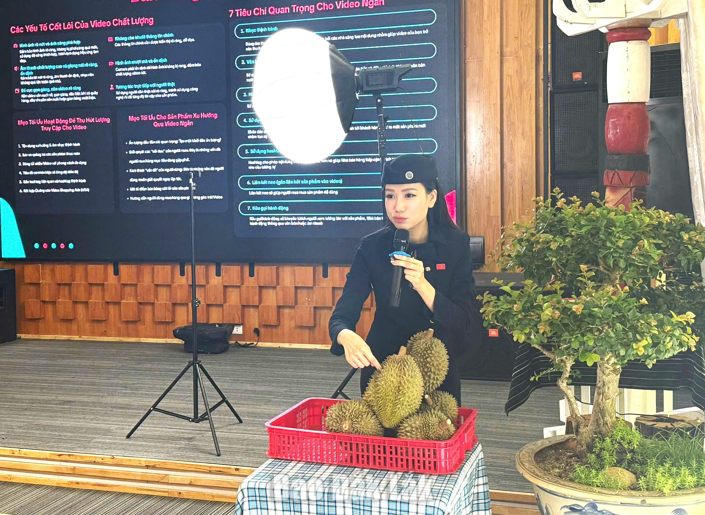Tập huấn kỹ năng livestream bán sầu riêng cho 8 xã, phường 2 Chuyên gia trực tiếp thực hiện phiên livestream tại buổi tập huấn.