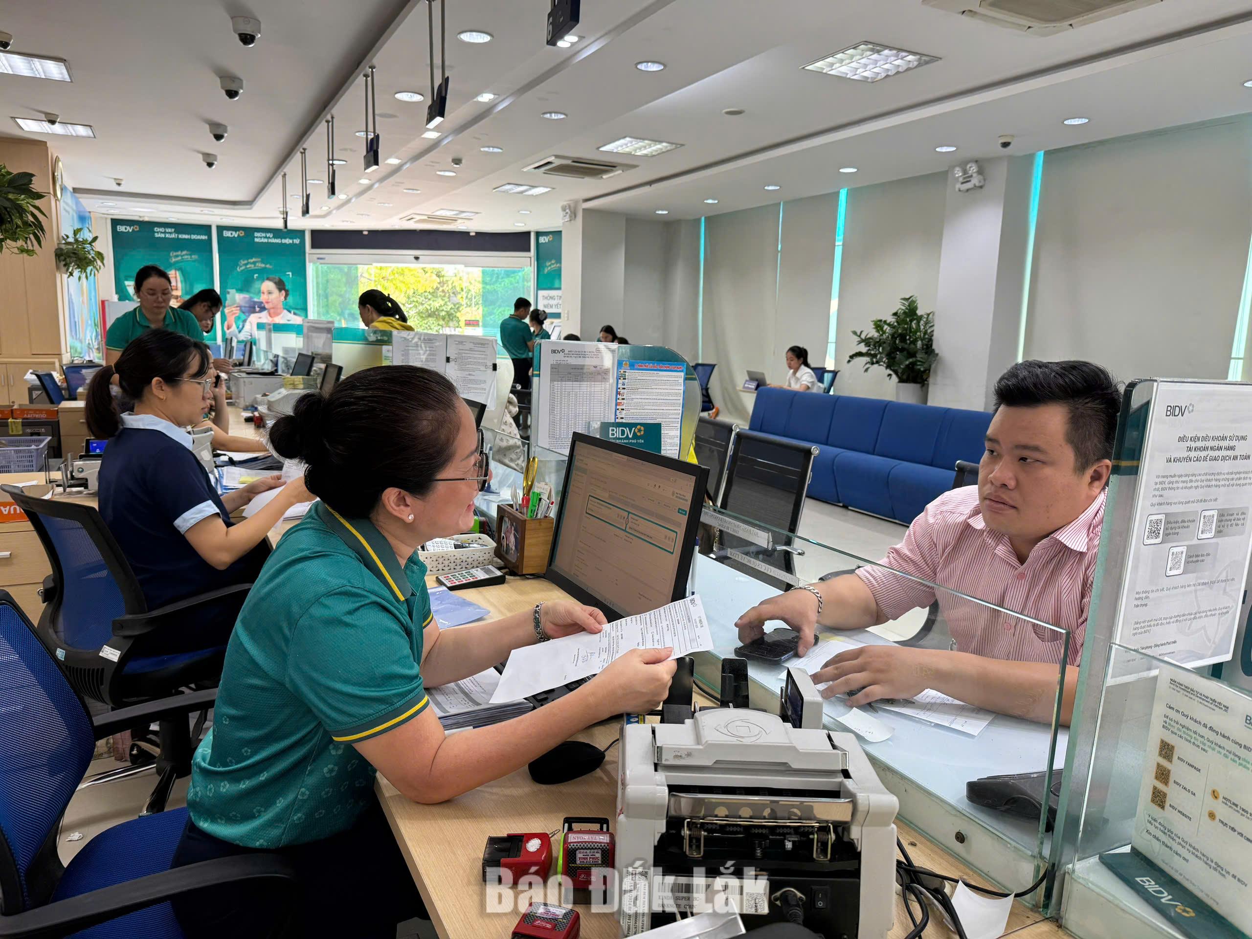 Đưa dòng vốn đi đúng hướng 2 Nhân viên Ngân hàng BIDV Chi nhánh Phú Yên tư vấn, hướng dẫn khách hàng hoàn thiện thủ tục giao dịch.