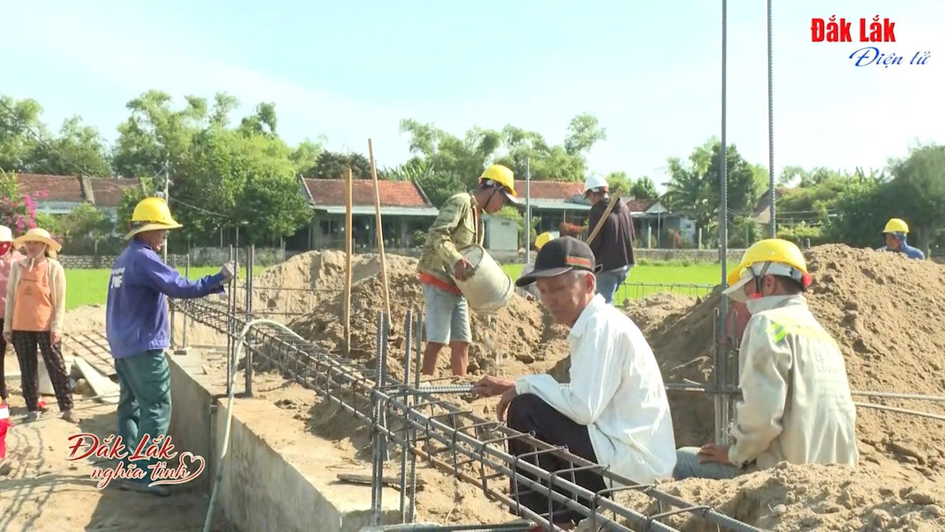(Video) Vợ chồng lão nông nghèo hiến “đất vàng” vì nghĩa lớn