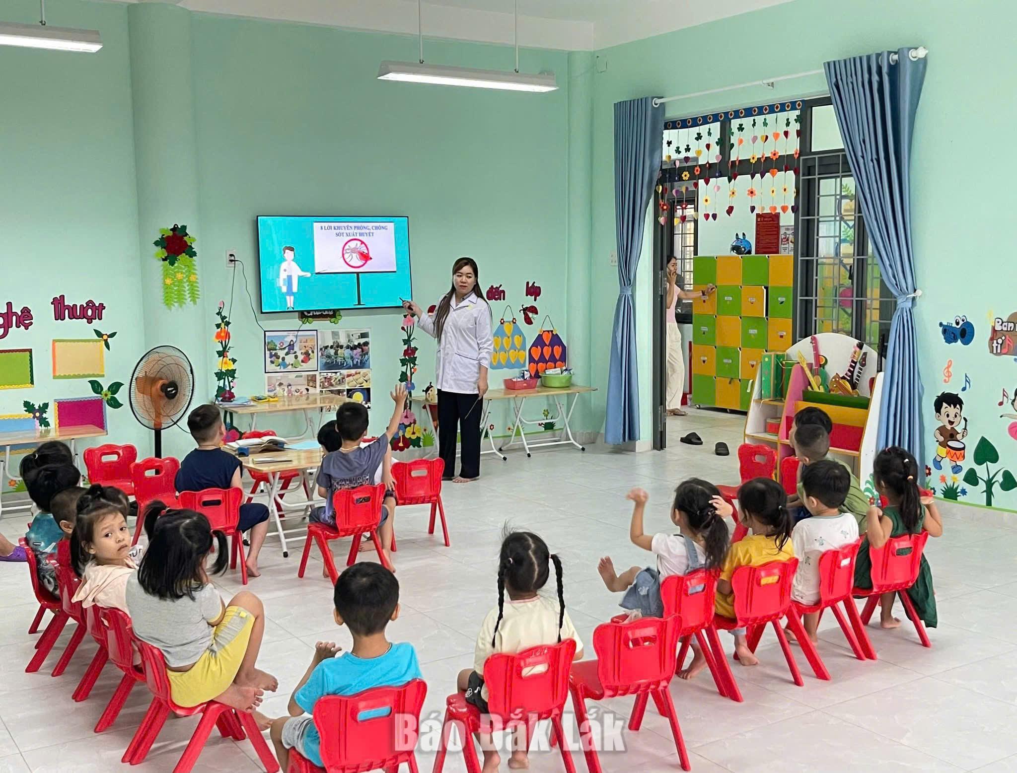 Giảm nguy cơ sốt xuất huyết: Cần thay đổi hành vi từ cộng đồng 3 tuyên truyền, hướng dẫn học sinh các biện pháp phòng, chống SXH, góp phần nâng cao ý thức phòng bệnh trong trường học.