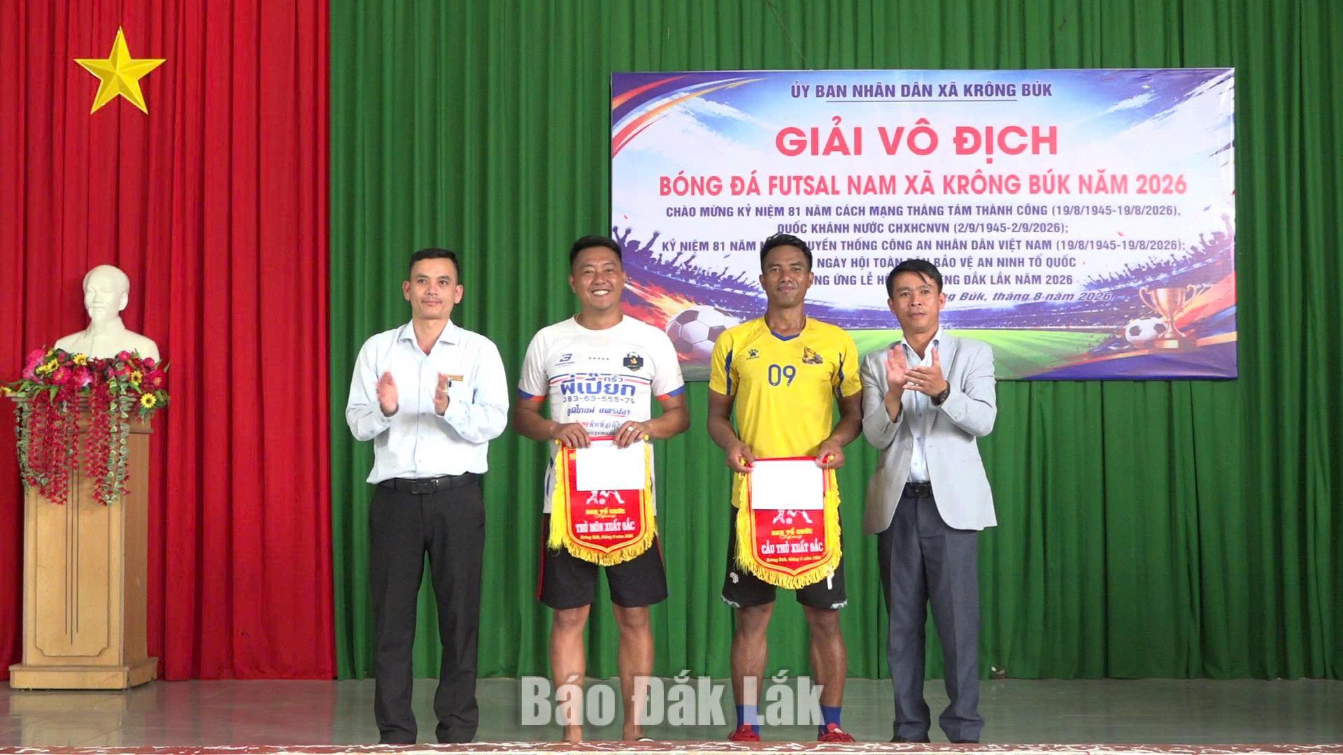 Ban tổ chức trao giải cho 2 cá nhân có thành tích xuất sắc.