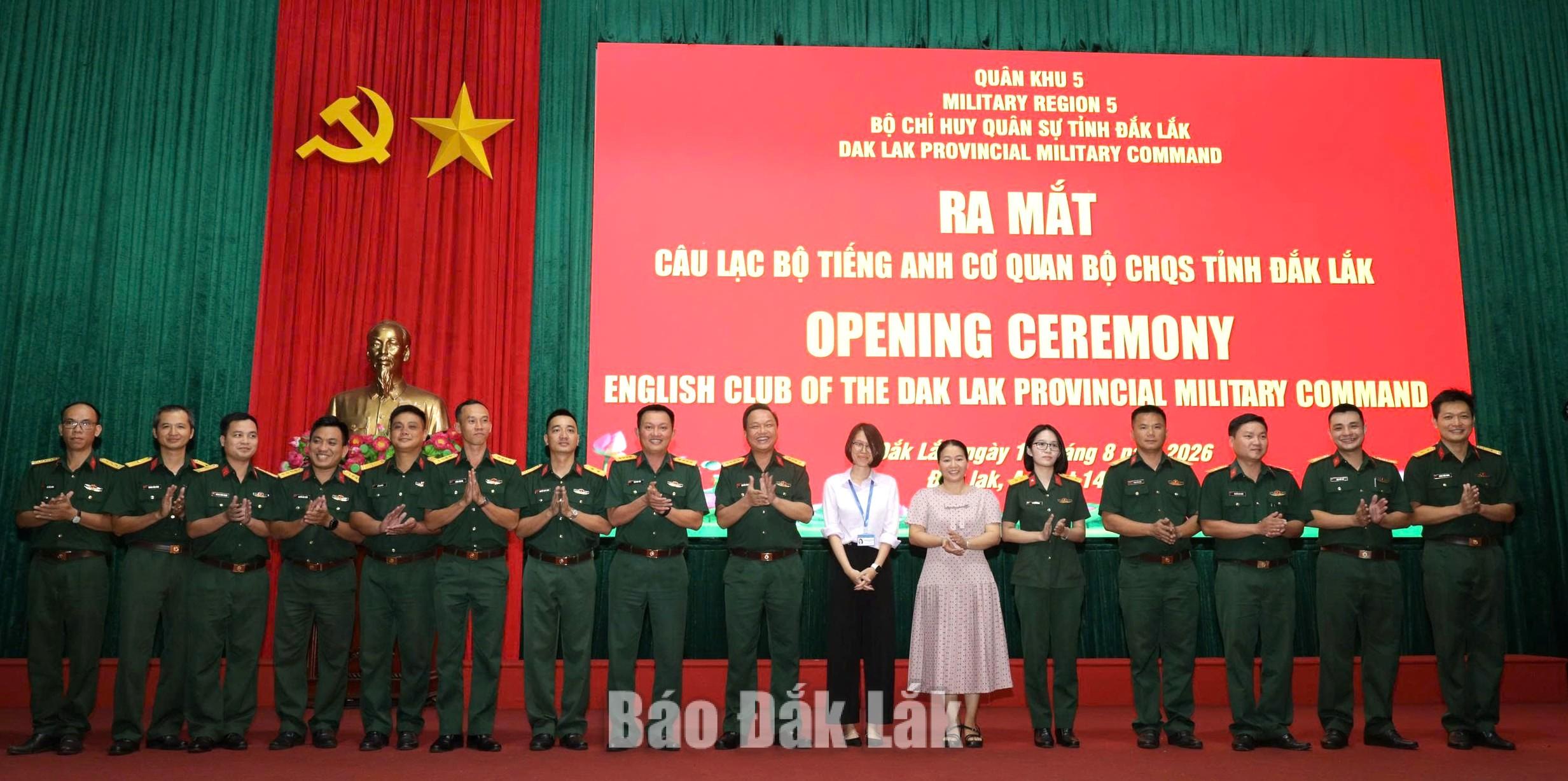 Bộ Chỉ huy Quân sự tỉnh ra mắt Câu lạc bộ tiếng Anh 2 Ban chủ nhiệm câu lạc bộ ra mắt nhận nhiệm vụ.