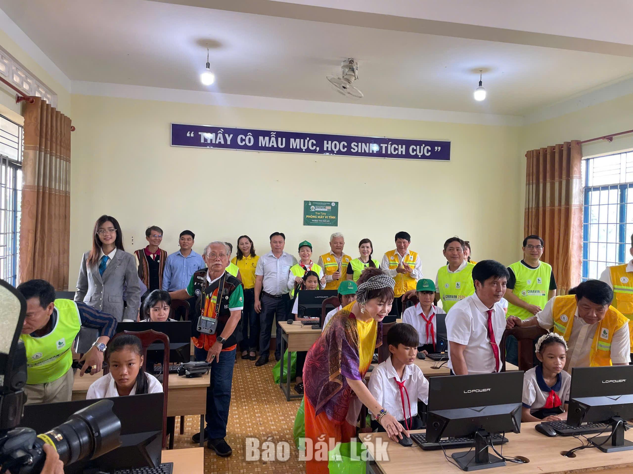 Câu lạc bộ Doanh nhân Đắ k Lắ k tại TP. Hồ Chí Minh tặng máy tính cho học sinh trường...