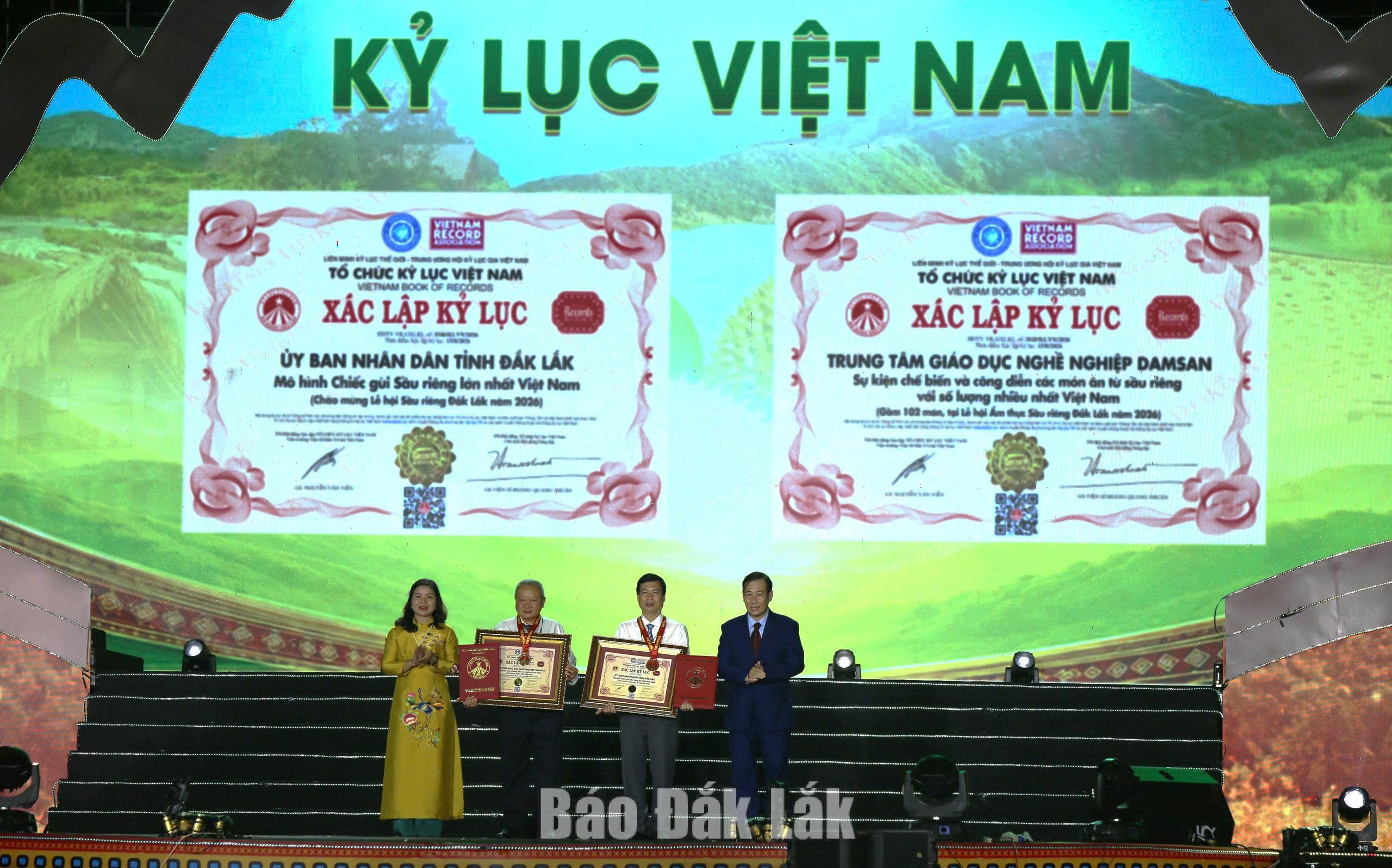 Khai mạc Lễ hội Sầu riêng Đắk Lắk 2026: Từ đại ngàn đến thế giới 11 đại diện Tổ chức Kỷ lục Việt Nam đã công bố và trao Bằng chứng nhận xác lập Kỷ lục Việt Nam đối với “Mô hình chiếc gùi sầu riêng lớn nhất Việt Nam” và “Sự kiện chế biến và công diễn các món ăn từ sầu riêng với số lượng nhiều nhất Việt Nam”.