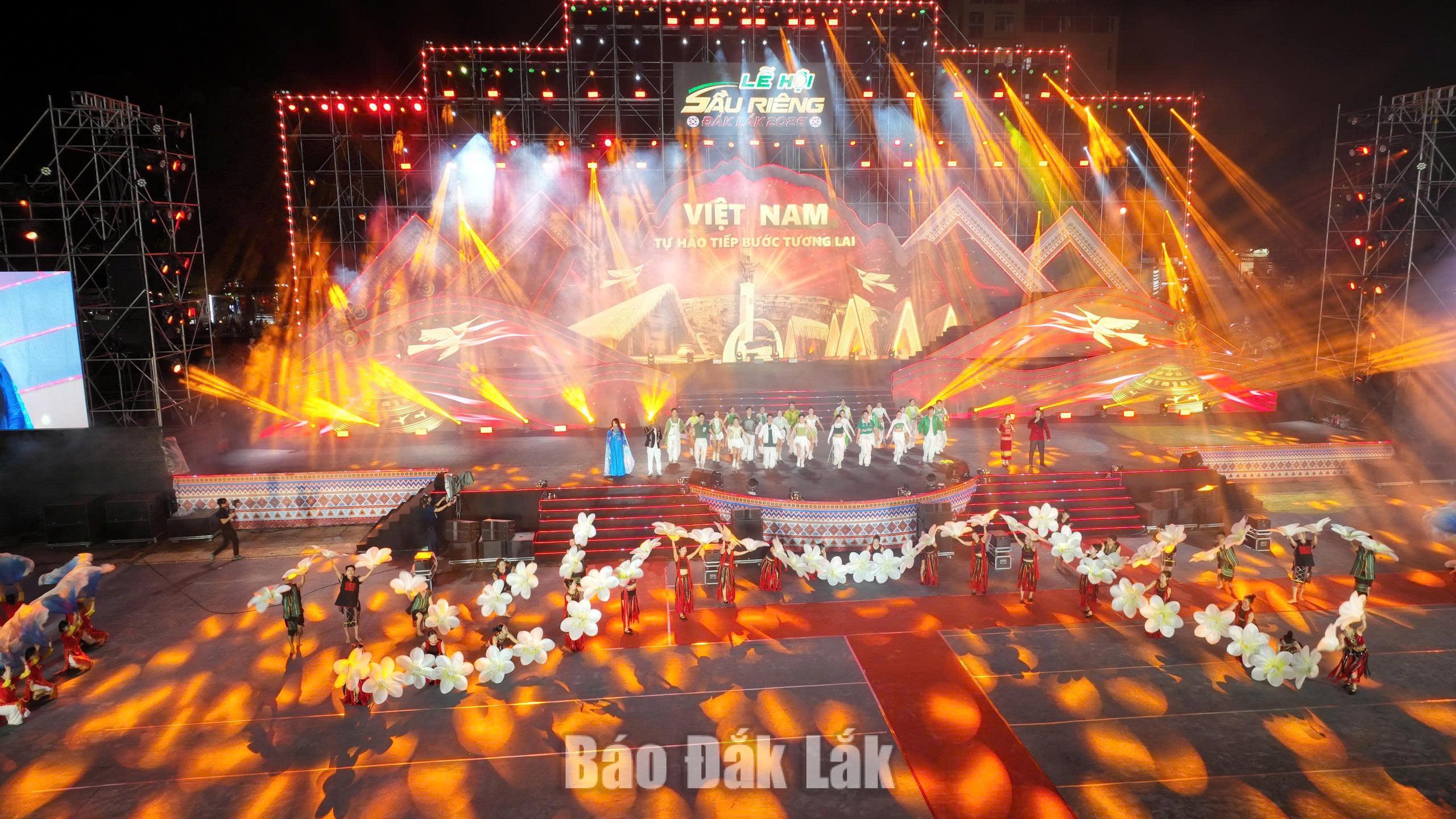 Khai mạc Lễ hội Sầu riêng Đắk Lắk 2026: Từ đại ngàn đến thế giới 9 Một tiết mục biểu diễn nghệ thuật trong đêm khai mạc