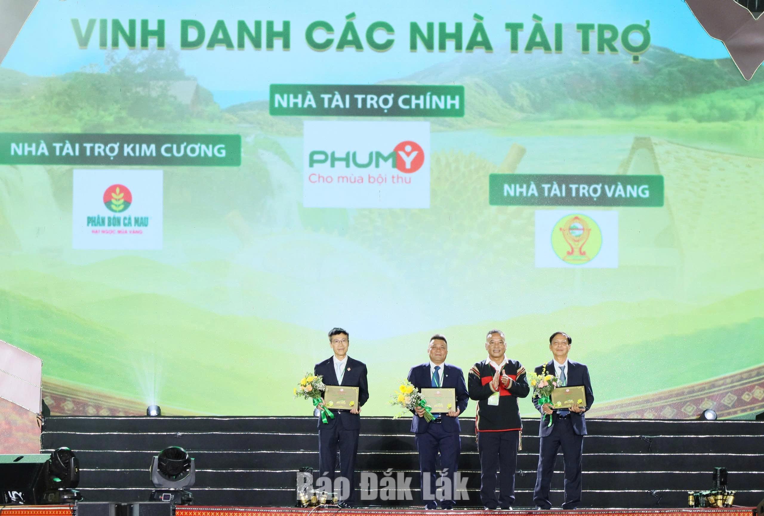 Khai mạc Lễ hội Sầu riêng Đắk Lắk 2026: Từ đại ngàn đến thế giới 5 Lãnh đạo tỉnh trao Chứng nhận cho các đại diện các nhà tài trợ Chính, nhà tài trợ Kim cương, Nhà tài trợ vàng
