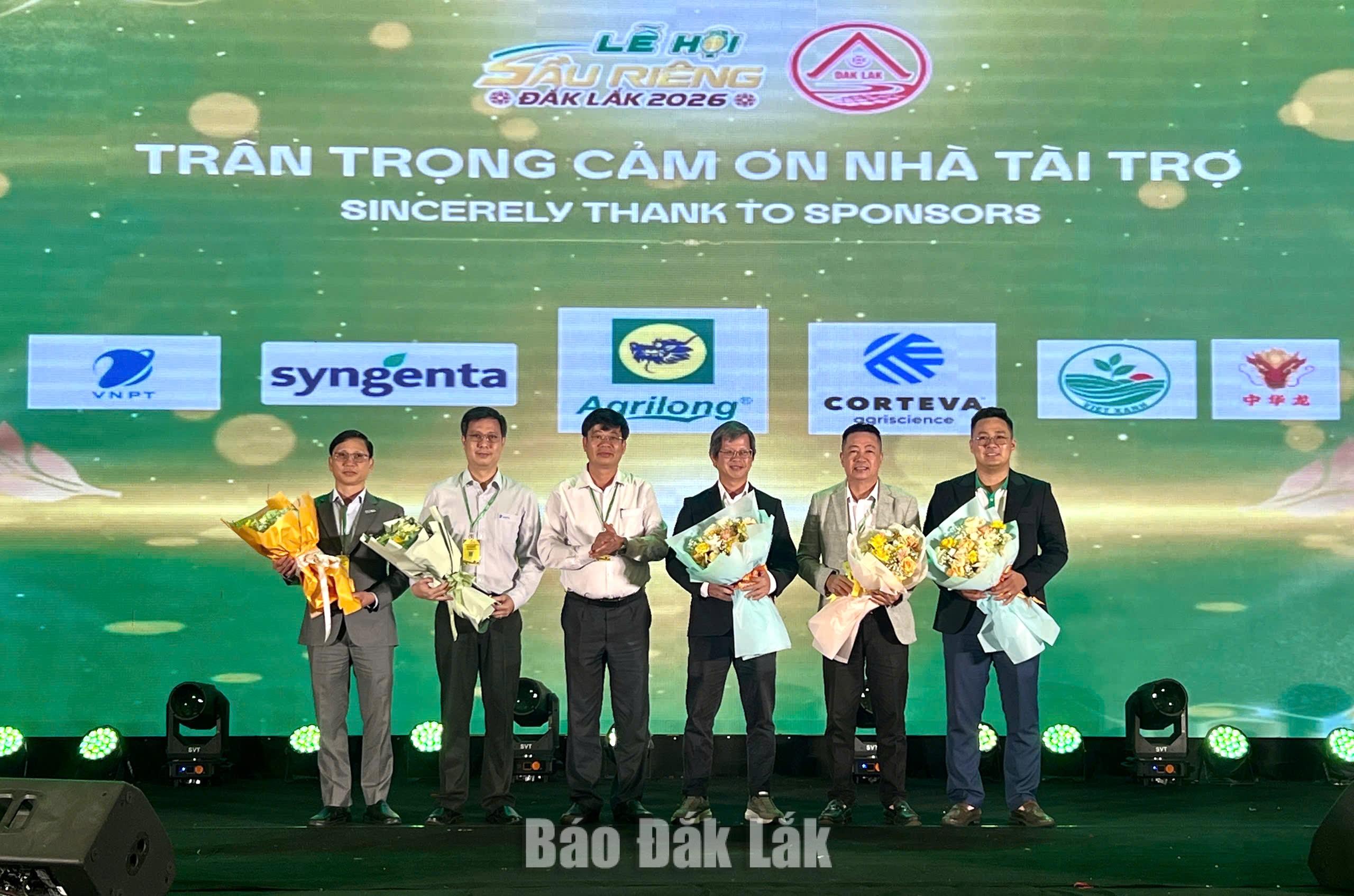 Lãnh đạo Sở Nông nghiệp và Môi trường Bùi Hồng Quý  trao Kỷ niệm chương cho các đơn vị đồng hành, đóng góp tích cực cho sự phát triển bền vững của ngành hàng sầu riêng Đắk Lắk.