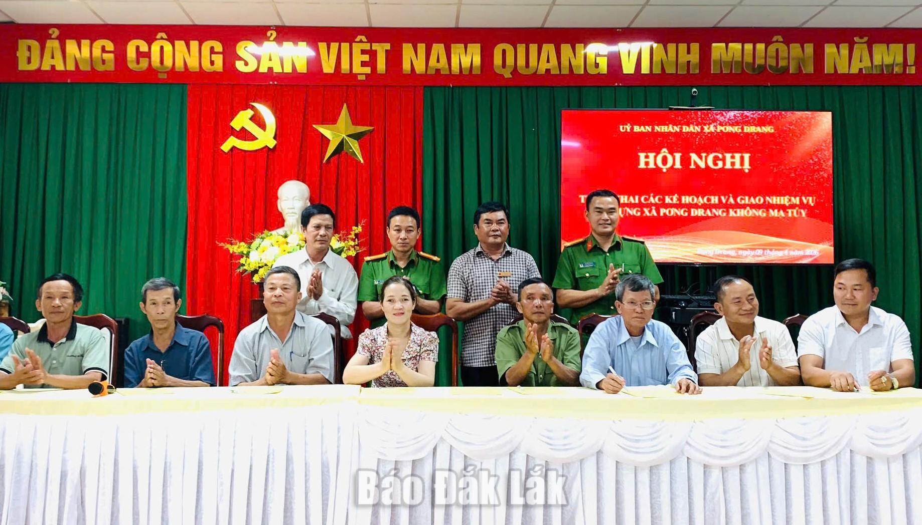 đại diện các ban ngành, đoàn thể, ban tự quản các thôn và trường học trên địa bàn đã ký cam kết thực hiện địa bàn không ma túy.