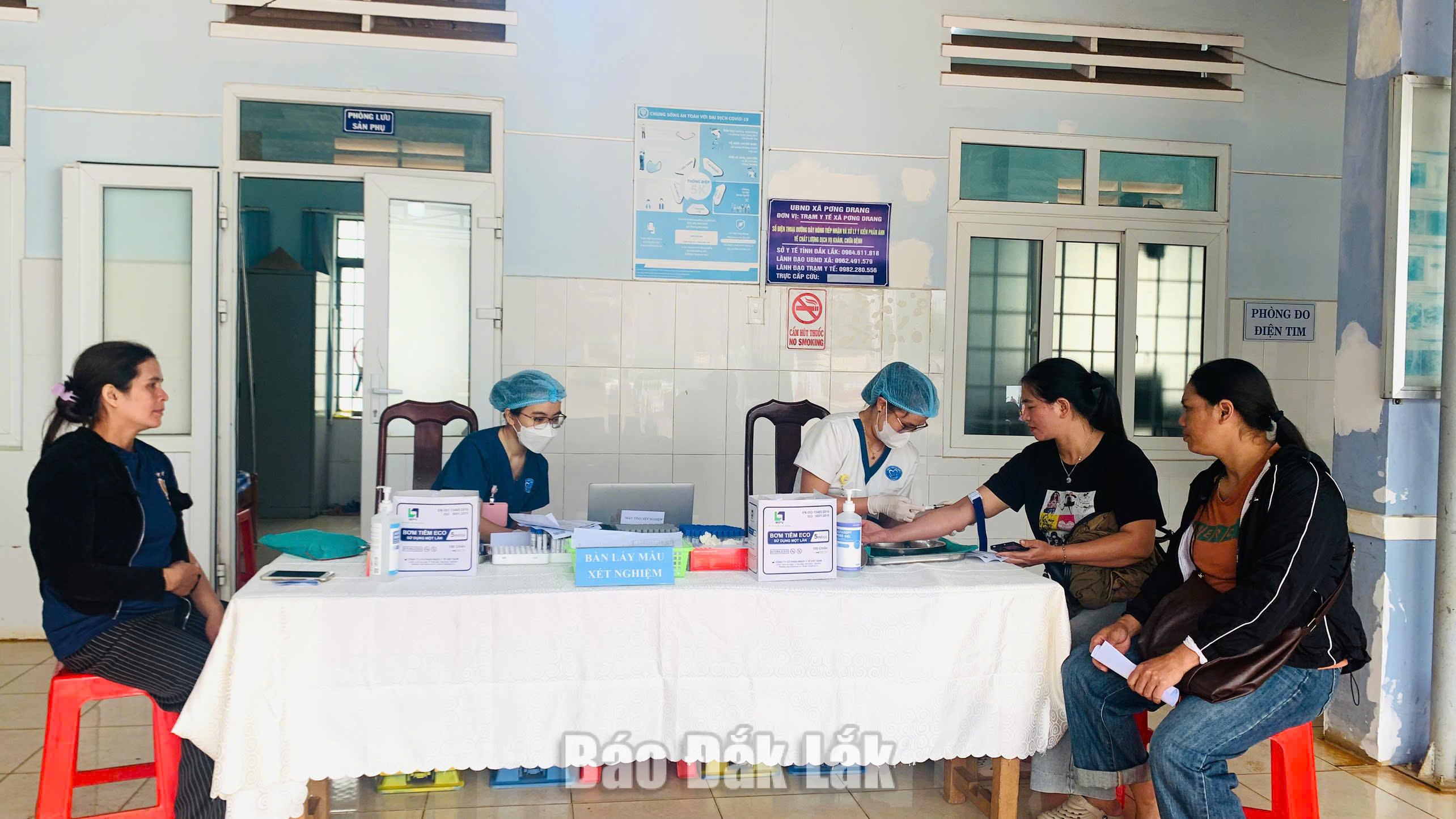 Xã Pơng Drang khám sức khỏe định kỳ cho đối tượng ưu tiên 1 Người dân Pơng Drang kiểm tra sức khỏe tại Trạm Y tế xã.