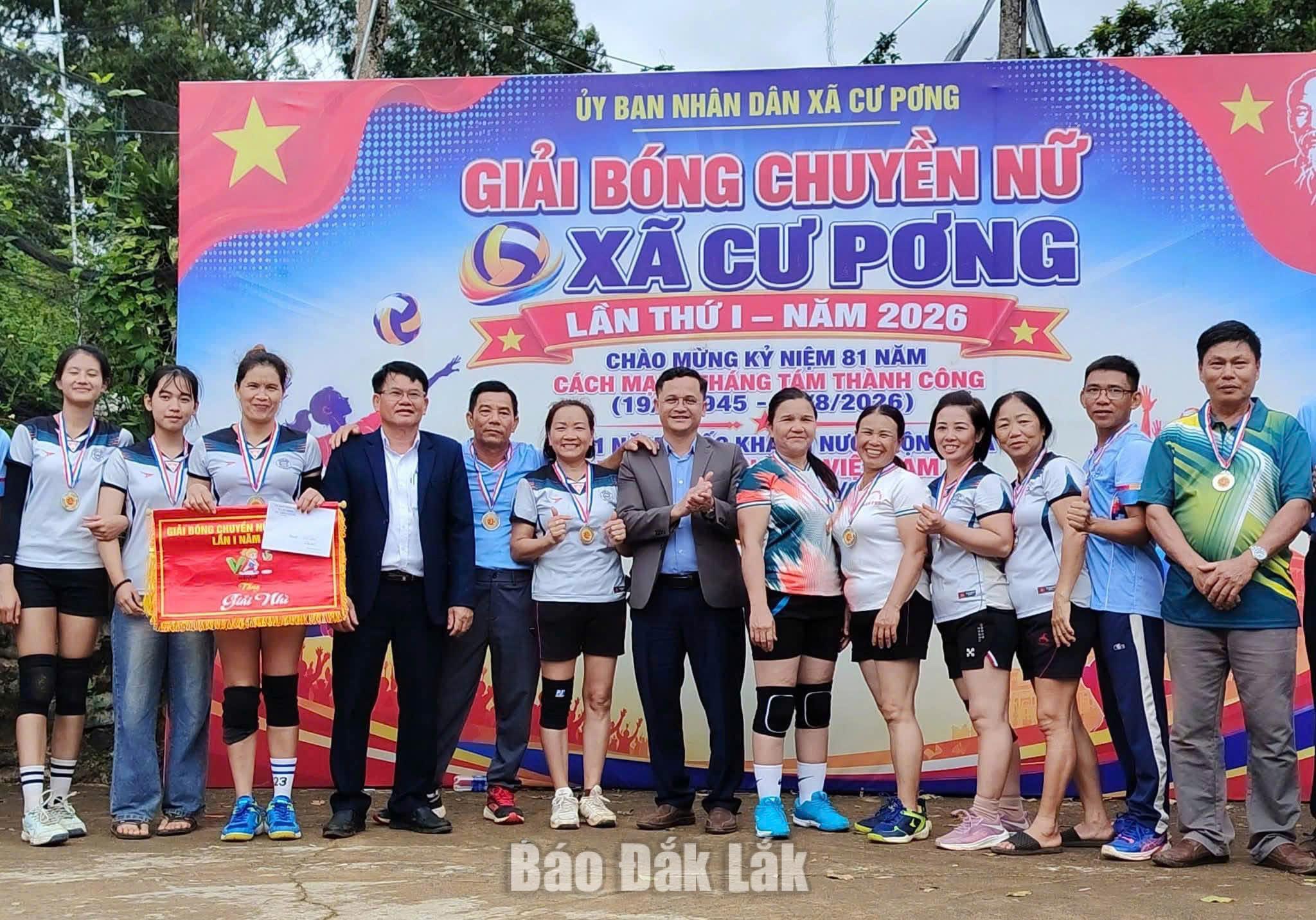 Ban tổ chức trao giải Nhì cho buôn 