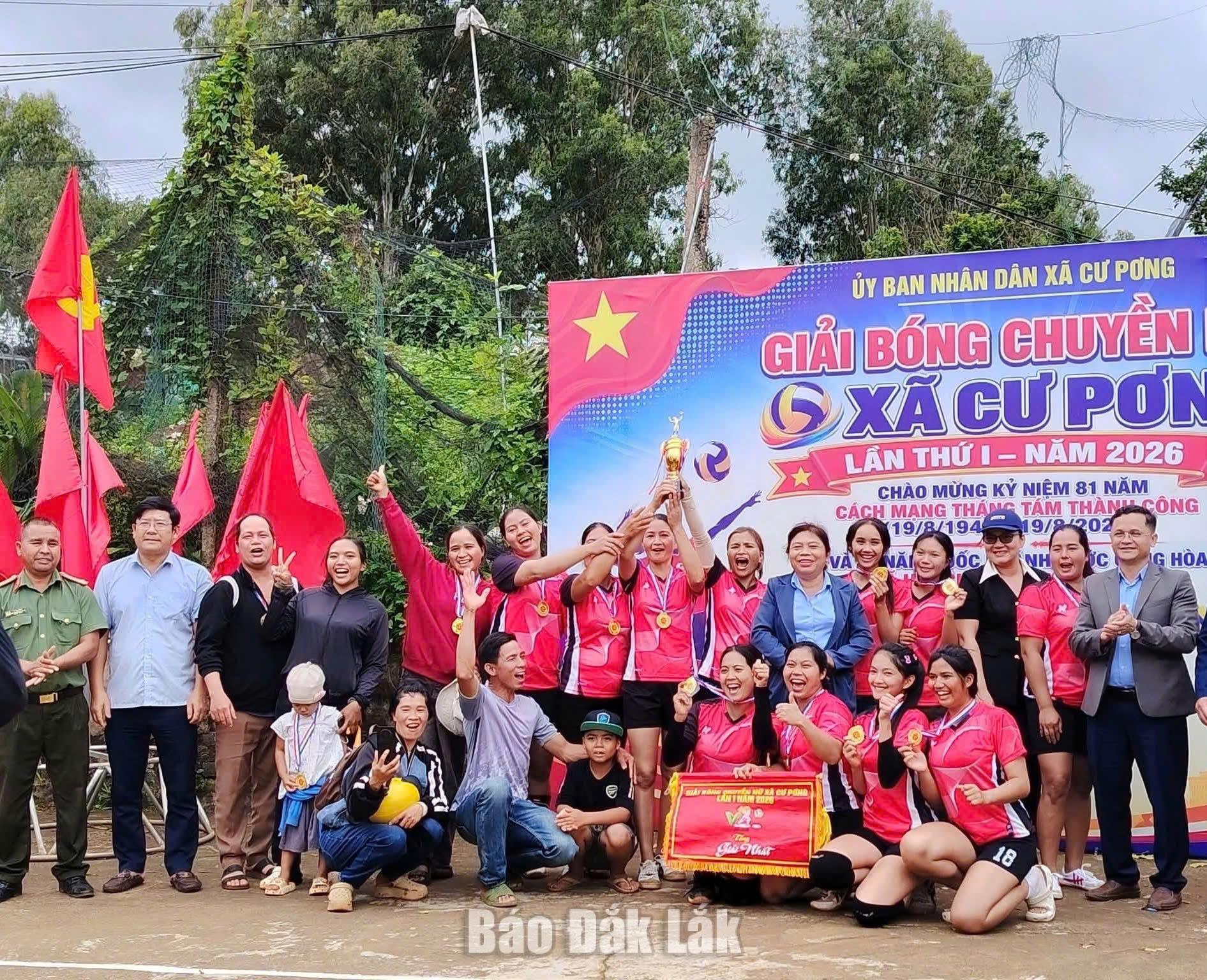 Ban tổ chức trao giải Nhất cho buôn