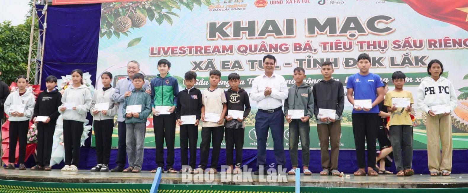 Ban tổ chức tặng quà cho các em học sinh có hoàn cảnh khó khăn.