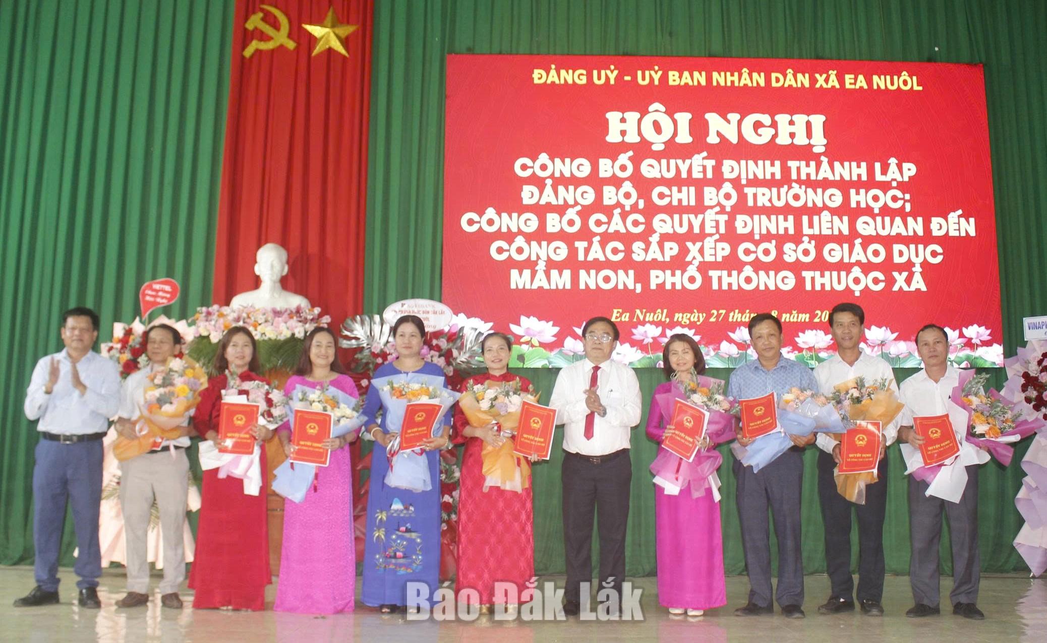 Ông Đặng Văn Bằng, Bí thư Đảng ủy, Chủ tịch HĐND xã và ông Nguyễn Duy Hoài, Chủ tịch UBND xã trao quyết định bổ nhiệm hiệu trưởng các trường sau sắp xếp.