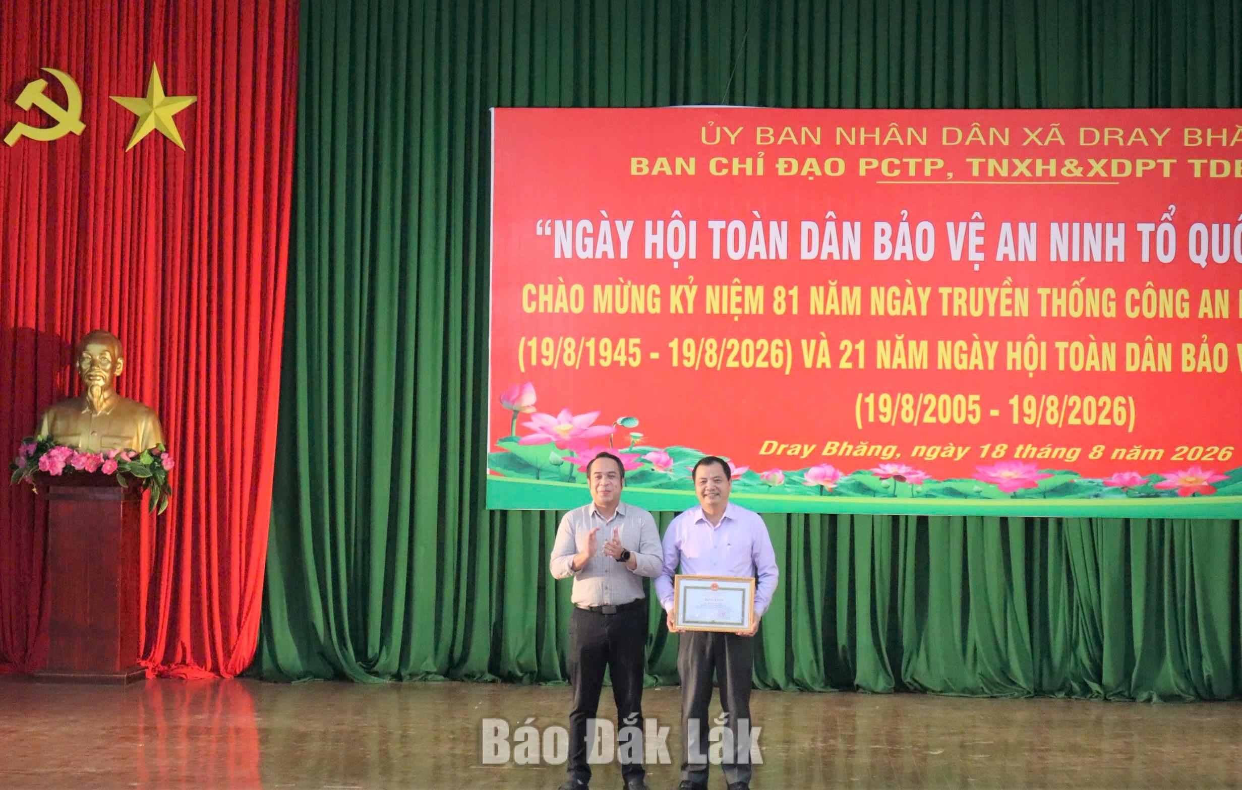 Bí thư Đảng ủy, Chủ tịch HĐND xã Dray Bhăng Nghiêm Văn Chuẩn vinh dự nhận Bằng khen của Chủ tịch UBND tỉnh vì có thành tích tiêu biểu trong phong trào Toàn dân bảo vệ an ninh Tổ quốc.