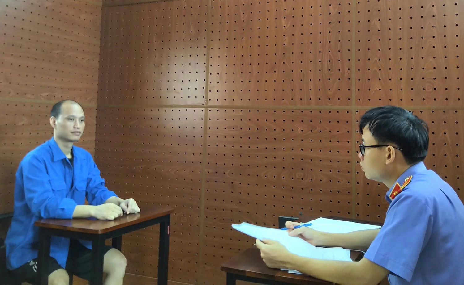 Kiểm sát viên tống đạt cáo trạng cho bị can Nguyễn Duy Anh Vũ. Ảnh: Viện KSND tỉnh.