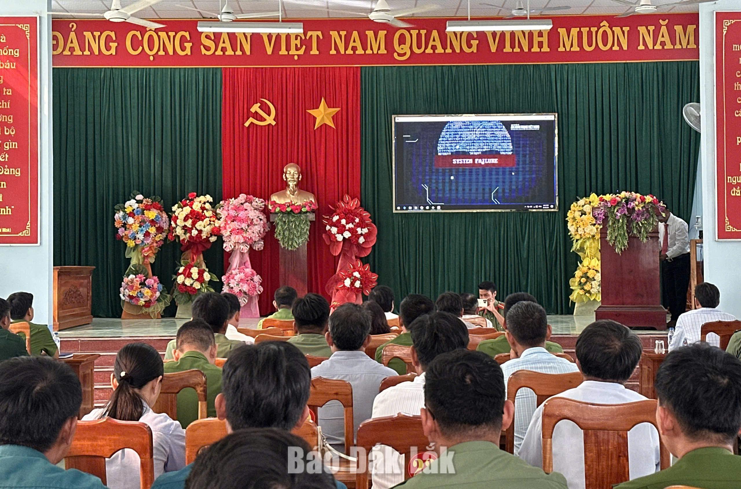 Xã Phú Mỡ tăng cường công tác bảo đảm an ninh mạng 2 Các đại biểu tham dự buổi lễ.