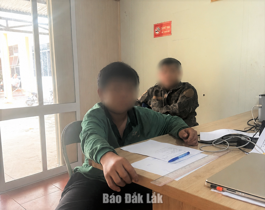 Công an xã Ea Ktur xác minh vụ ném đất, đá vào ô tô đang lưu thông 1 trường hợp liên quan đến hành vi ném đất, đá vào ô tô đang lưu thông được Công an xã Ea Ktur xác minh, làm rõ.