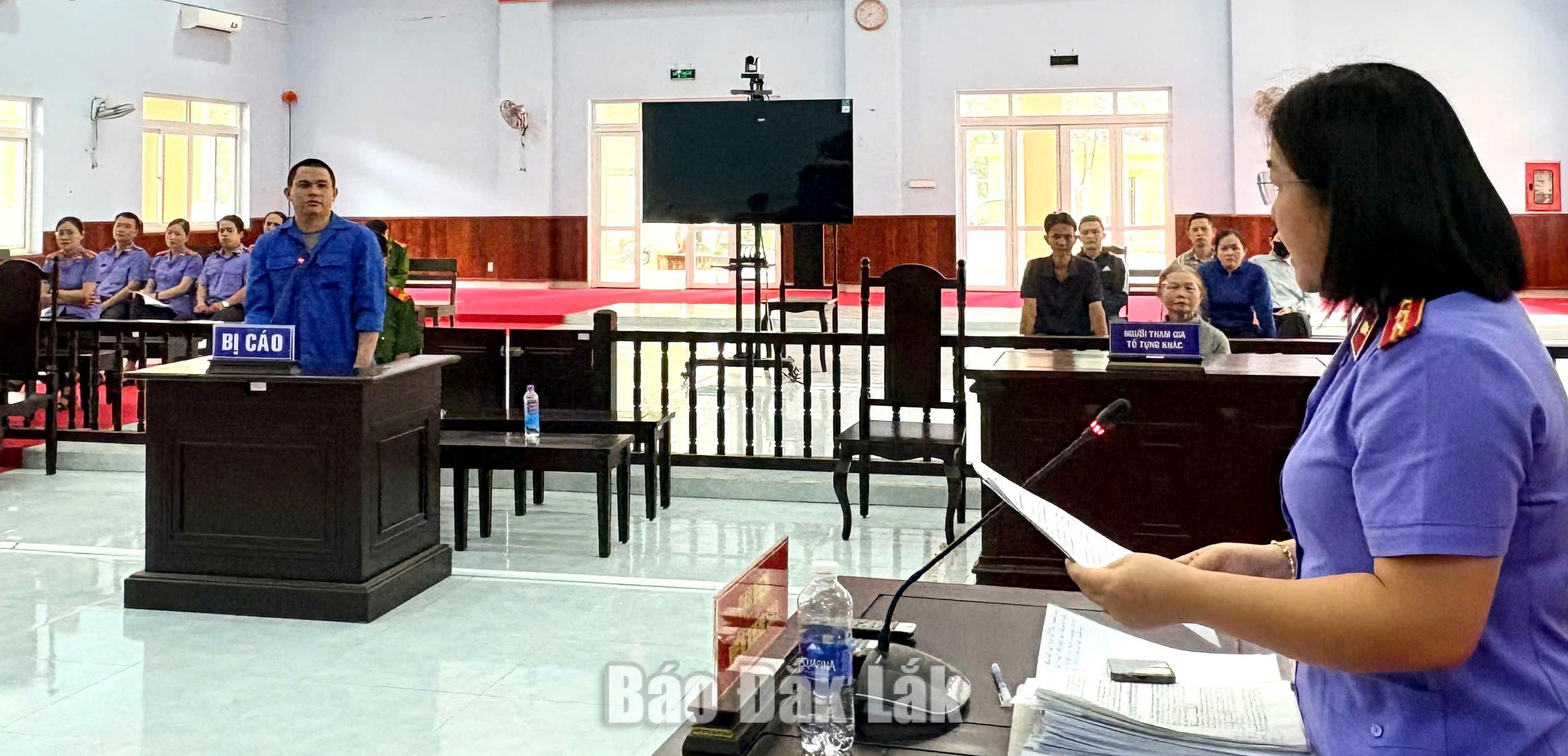 Lĩnh án tù vì dùng dao chém 3 cảnh sát giao thông 1 Quang cảnh phiên tòa.