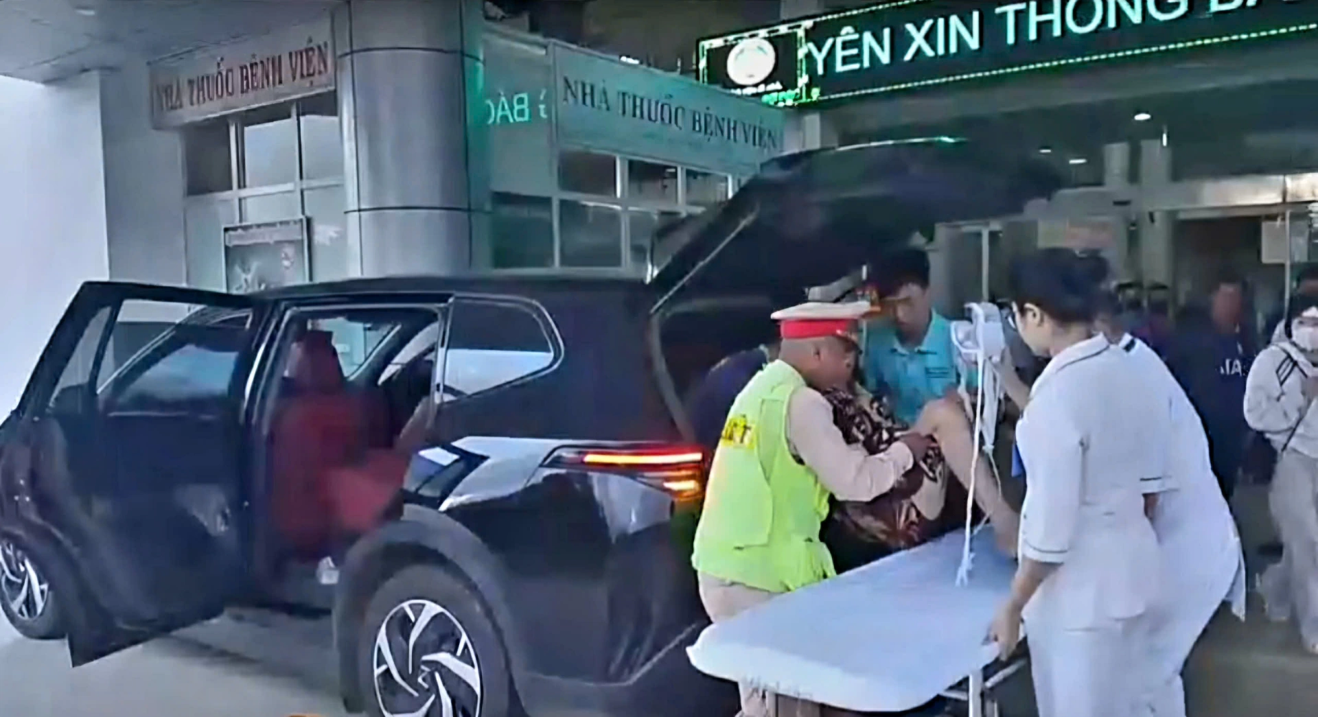 Cán bộ Phòng CSGT hỗ trợ đưa người dân đi cấp cứu kịp thời. (Ảnh cắt từ clip).