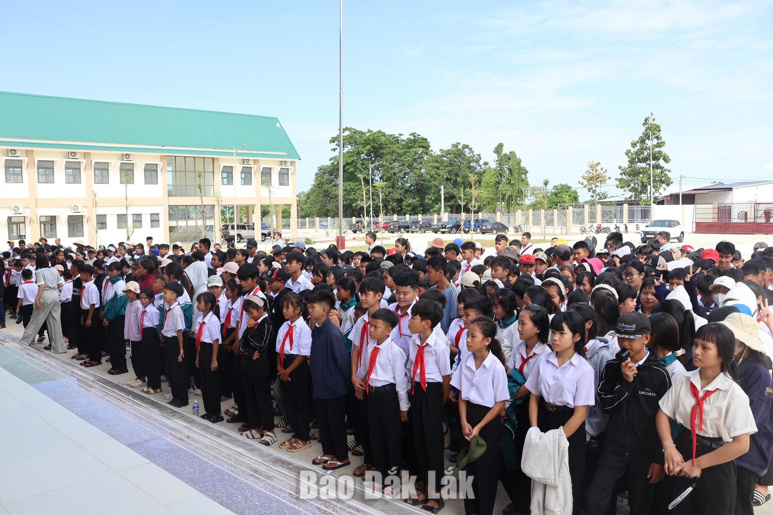 Học sinh Trường PTNT Tiểu học và THCS Buôn Đôn (xã Buôn Đôn) tập trung làm quen trường, lớp trước thềm năm học mới 2026 - 2027