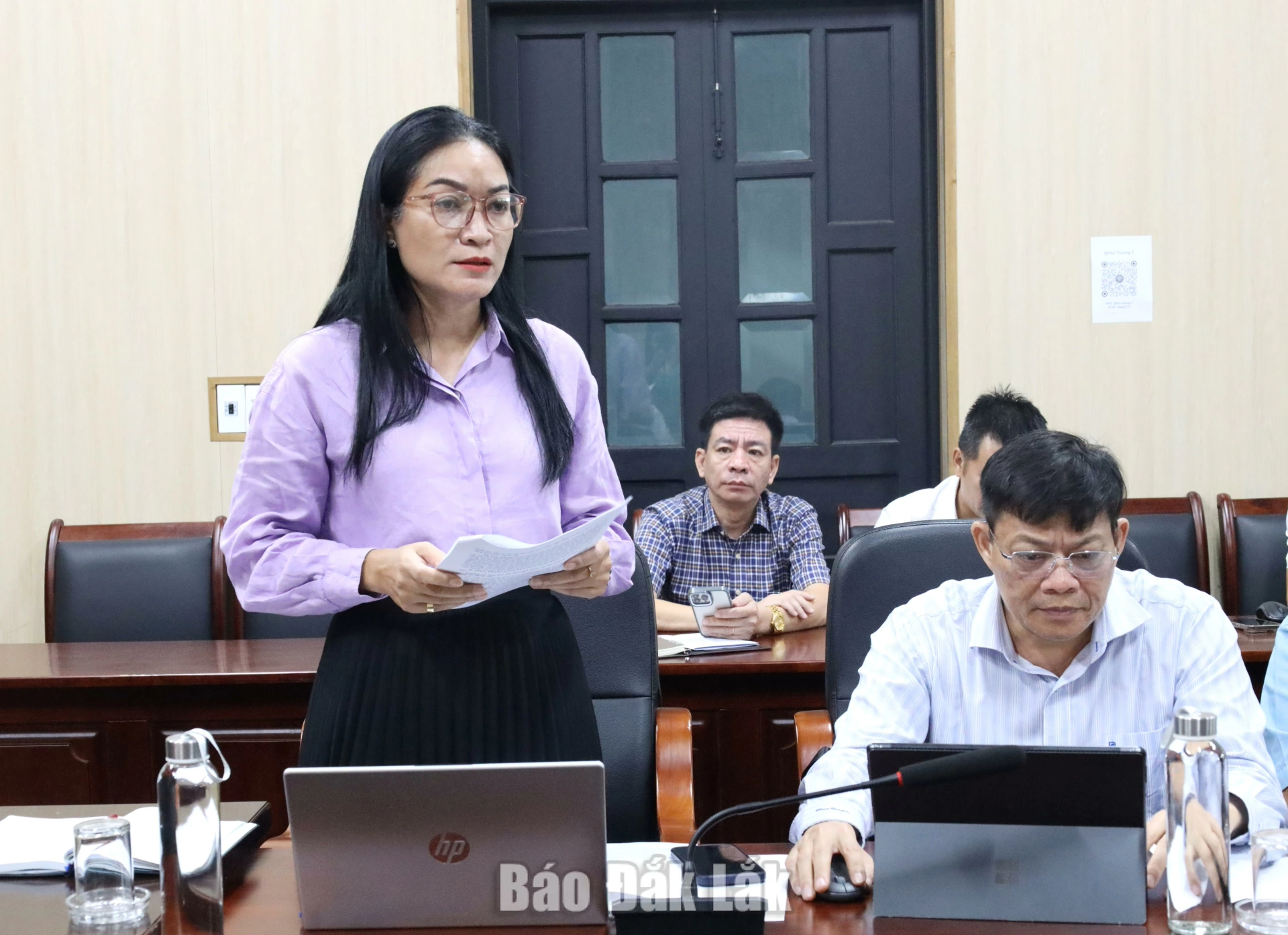 Phó Giám đốc Sở Dân tộc và Tôn giáo Nay H Nan chia sẻ các nội dung tại buổi làm việc.