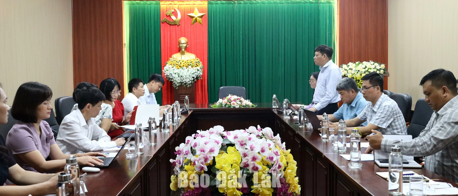 Các đại biểu tham dự buổi làm việc.