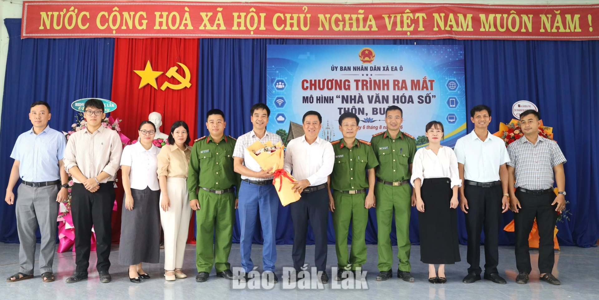Xã Ea Ô ra mắt mô hình Nhà văn hóa số thôn, buôn 2 Phó Chủ tịch Thường trực UBND xã Ea Ô Vũ Như Anh tặng hoa cho Tổ hỗ trợ công nghệ Nhà văn hóa số thôn, buôn.