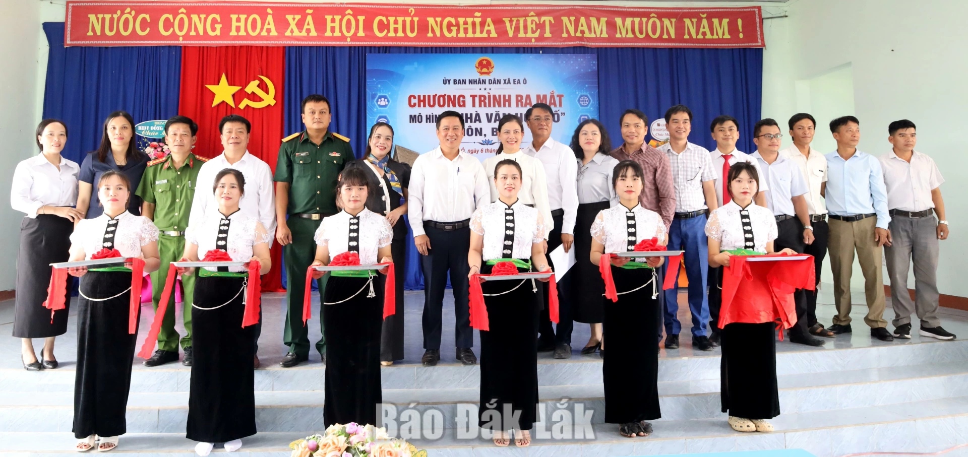 Xã Ea Ô ra mắt mô hình Nhà văn hóa số thôn, buôn 3 Lãnh đạo Đảng ủy, HĐND, UBND, Ủy ban MTTQ xã Ea Kar cắt băng ra mắt Nhà văn hóa số thôn, buôn.