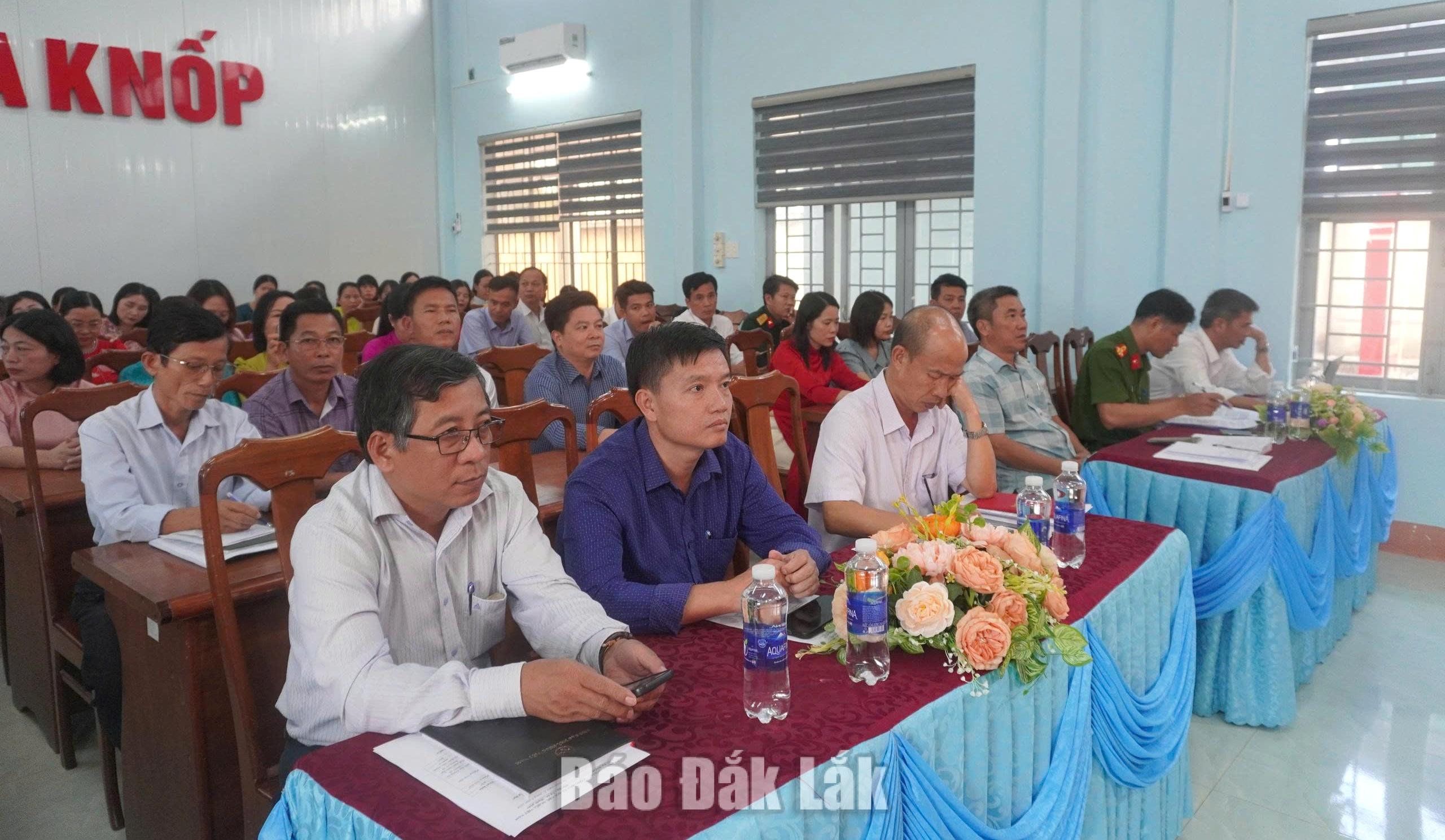 Xã Ea Knốp giảm 60% đầu mối trường học sau sắp xếp 1 Các đại biểu dự hội nghị.