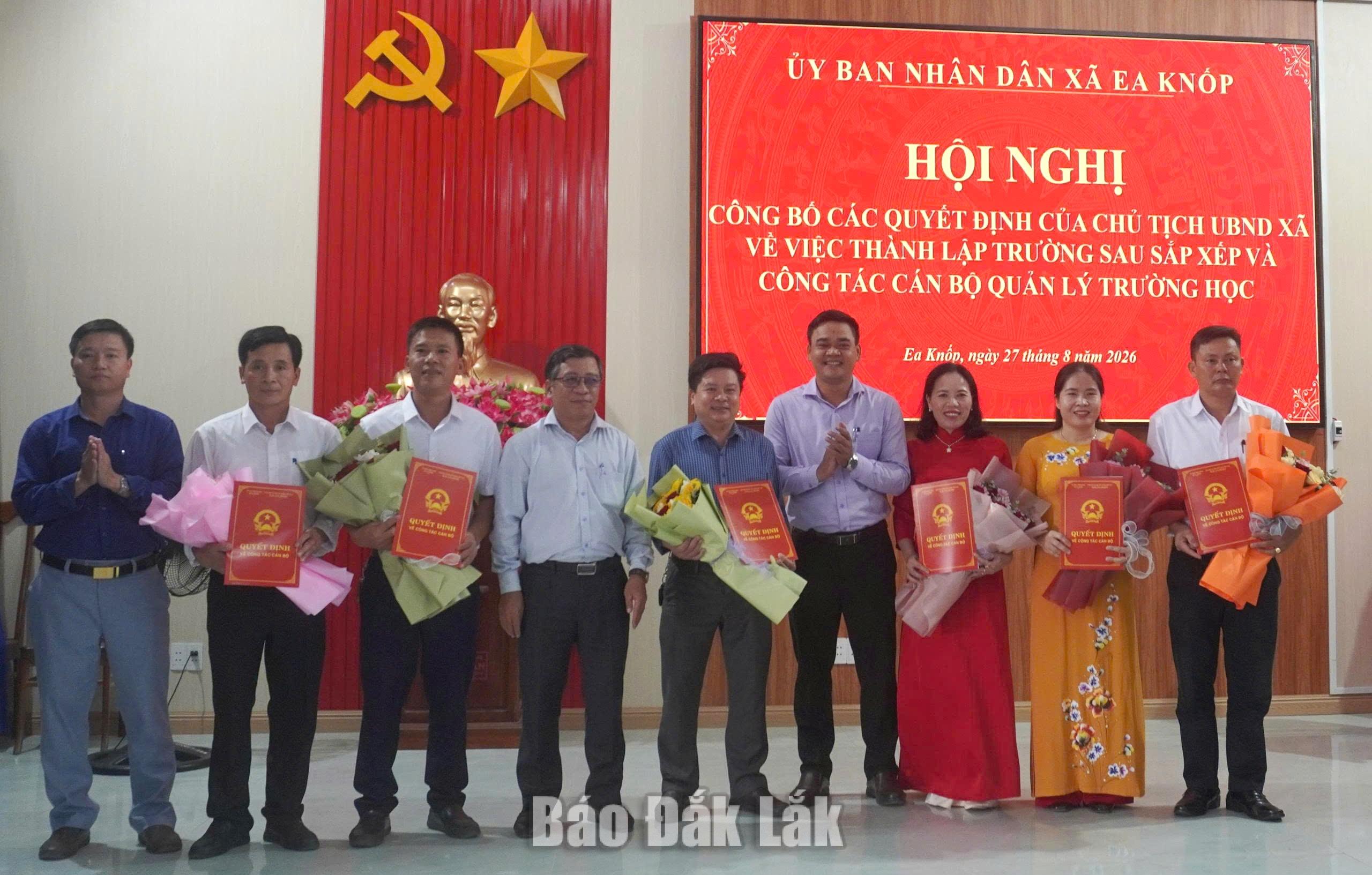 Xã Ea Knốp giảm 60% đầu mối trường học sau sắp xếp 2 Thường trực Đảng ủy, UBND xã Ea Knốp trao quyết định thành lập các trường học sau sắp xếp.