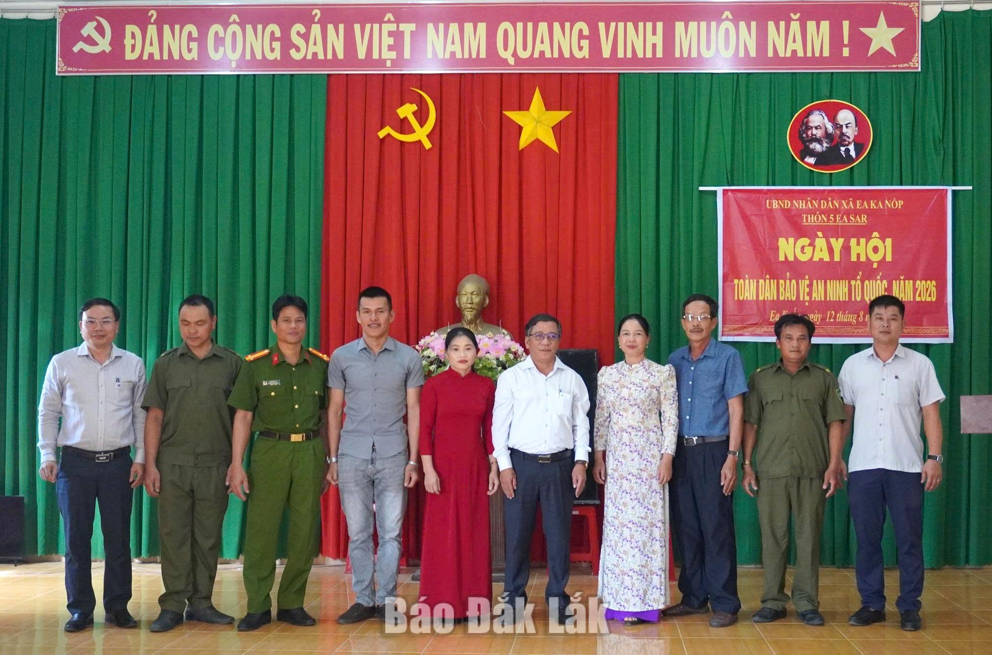 UBND xã Ea Knốp ra mắt mô hình “Khu dân cư kiểu mẫu về văn hóa và an ninh, trật tự” tại ngày hội.