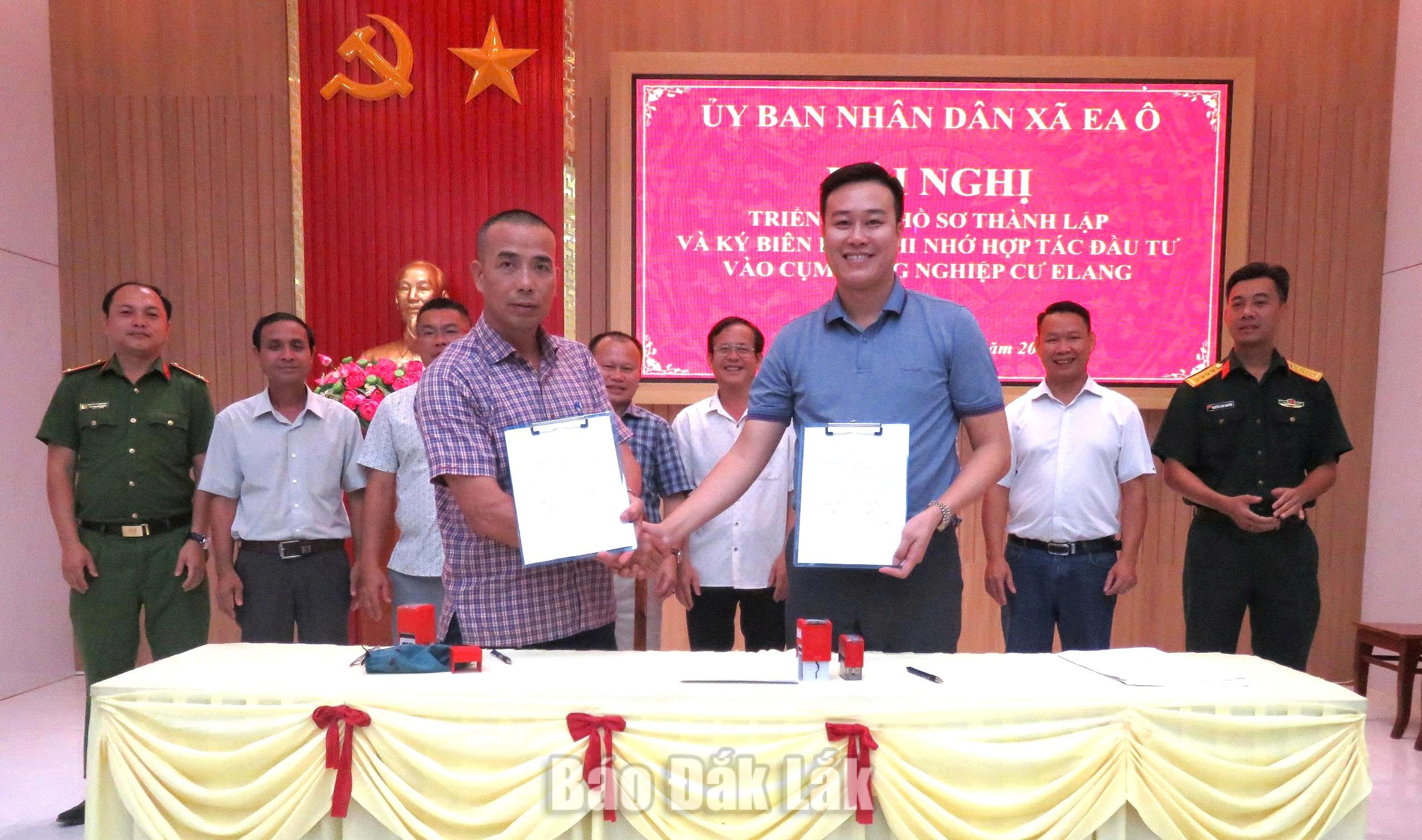 Xã Ea Ô: Tổ chức ký kết các Biên bản ghi nhớ hợp tác đầu tư vào Cụm công nghiệp Cư Elang 1 Đại diện chủ đầu tư và ký kết Biên bản ghi nhớ hợp tác đầu tư với các nhà đầu tư thứ cấp.