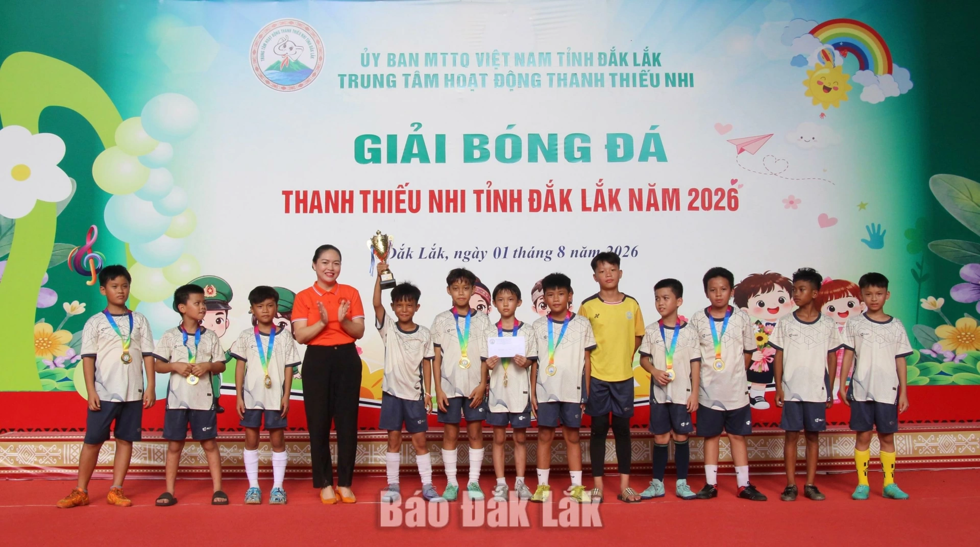 Ban Tổ chức trao giải Nhất cho Câu lạc bộ Hoài Ân ở lứa tuổi U11.