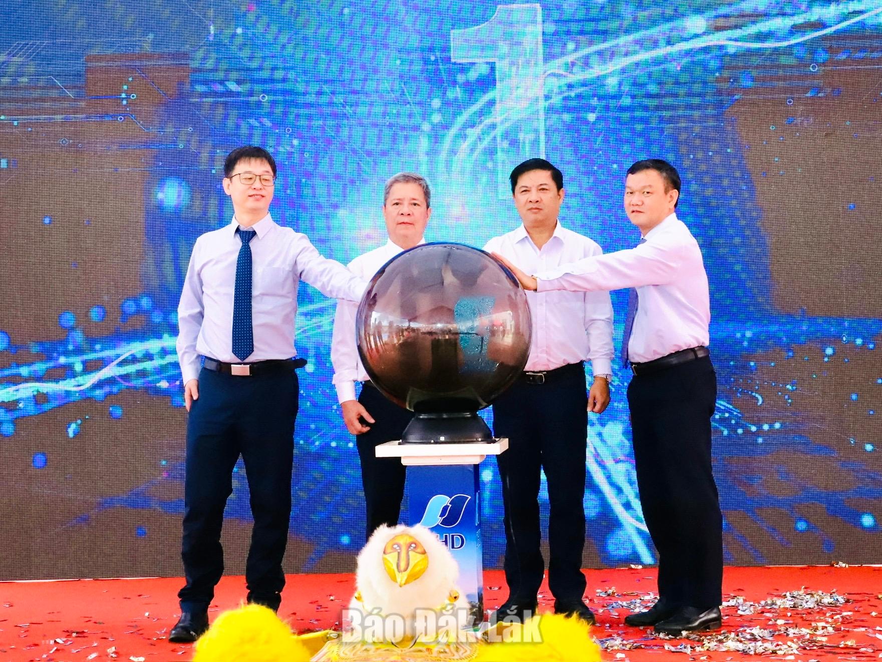 Khánh thành Tổ hợp 4 nhà máy điện gió tổng công suất 200 MW 3 Bí thư Tỉnh ủy Lương Nguyễn Minh Triết cùng các đại biểu thực hiện thủ tục Khánh thành dự án.