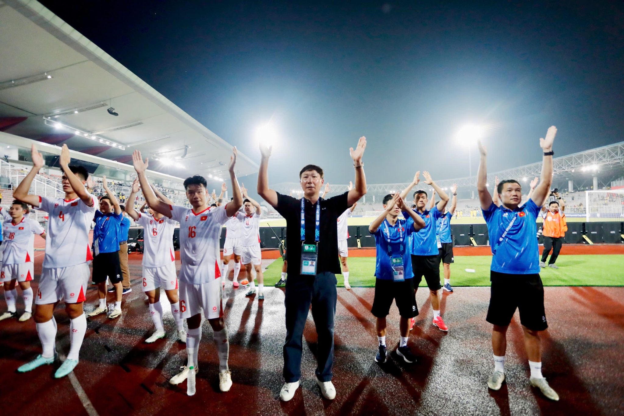 Ban huấn luyện, các cầu thủ chào cổ động viên Việt Nam trên khán đài sau chiến thắng 2-0 của đội nhà. Ảnh: VFF