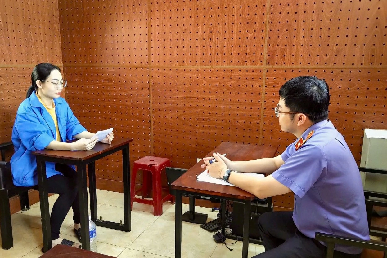 Kiểm sát viên tống đạt cáo trạng cho bị can Nguyễn Thị Nhàn. Ảnh: Viện KSND tỉnh.