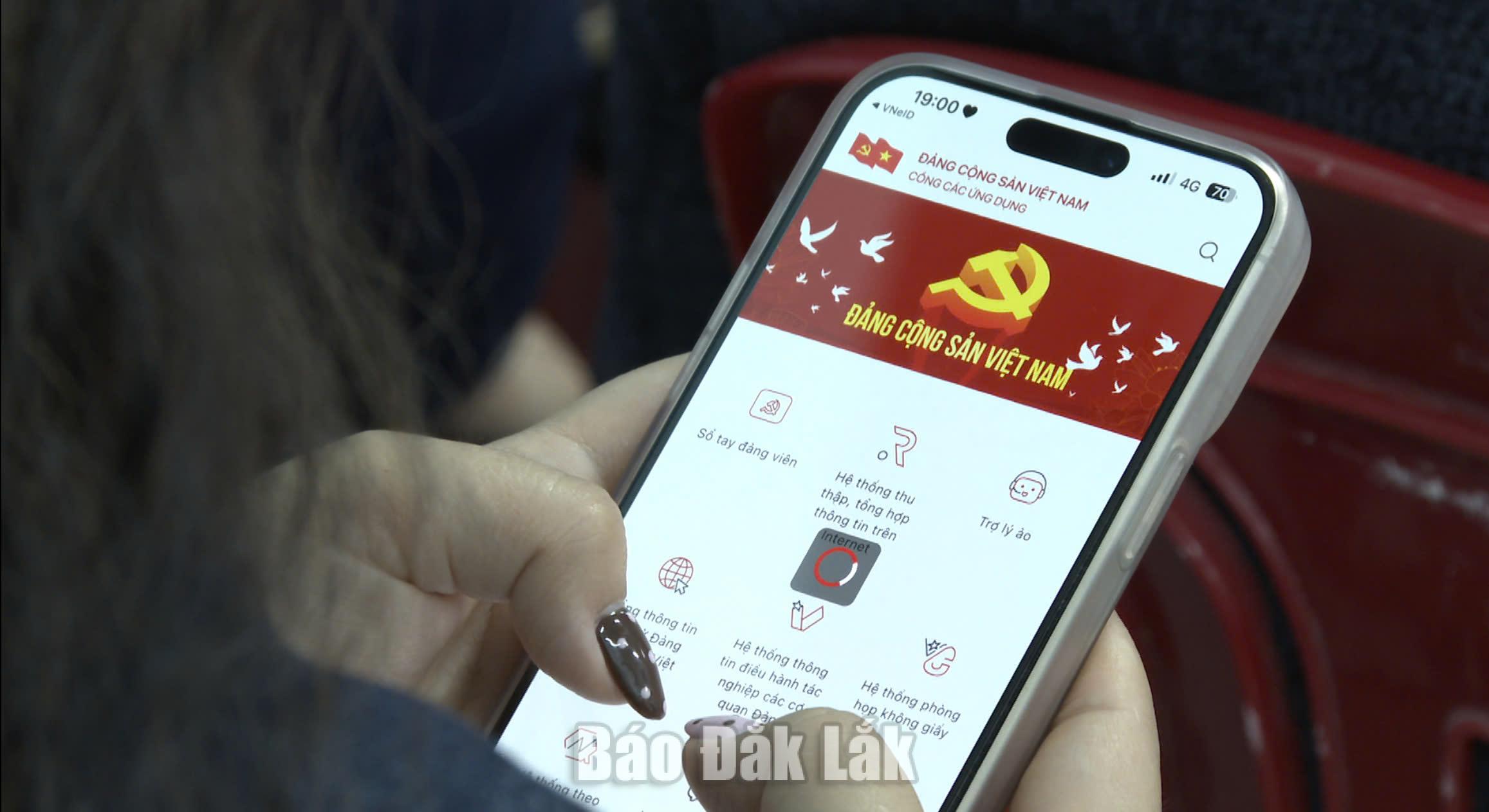 Ứng dụng Sổ tay đảng viên điện tử hỗ trợ thiết thực cho đảng viên theo dõi tin túc, học tập Nghị quyết.