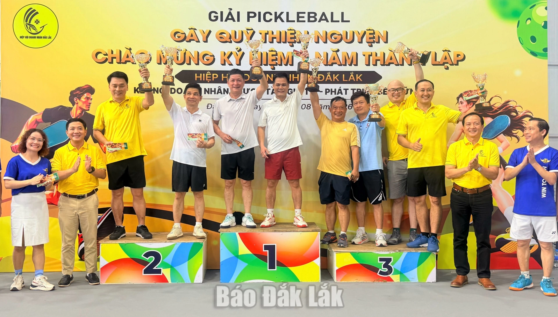 Giải Pickleball Doanh nhân Đắk Lắk gây quỹ thiện nguyện hơn 200 triệu đồng 2 Ban Tổ chức trao giải cho các vận động viên đạt thành tích cao ở nội dung đôi lãnh đạo.