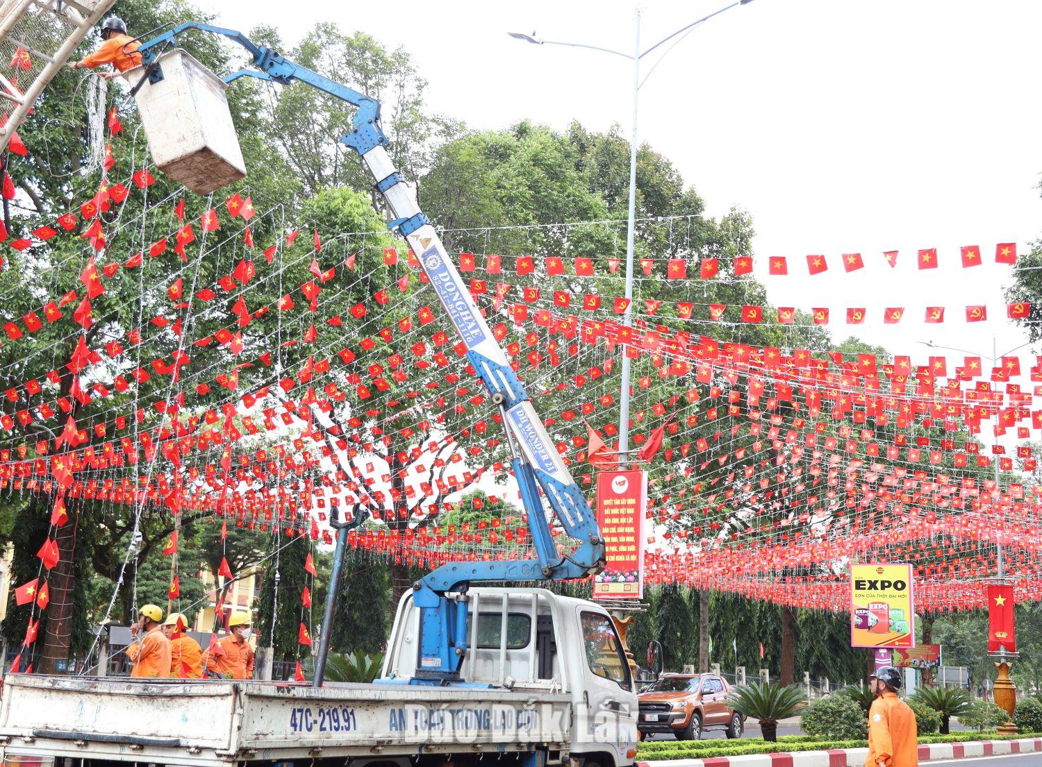 đơn vị chức năng trang hoàng đường phố dịp Lễ.