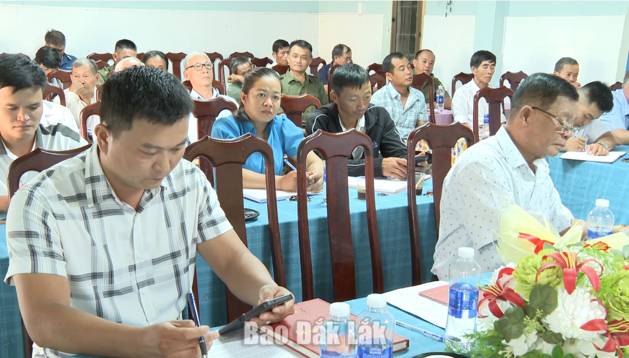 Đảng viên Chi bộ thôn Tiến Phú, xã Quảng Phú truy cập, đọc tài liệu trên nền tảng số tại cuộc họp chi bộ. Ảnh: Đ. Lan