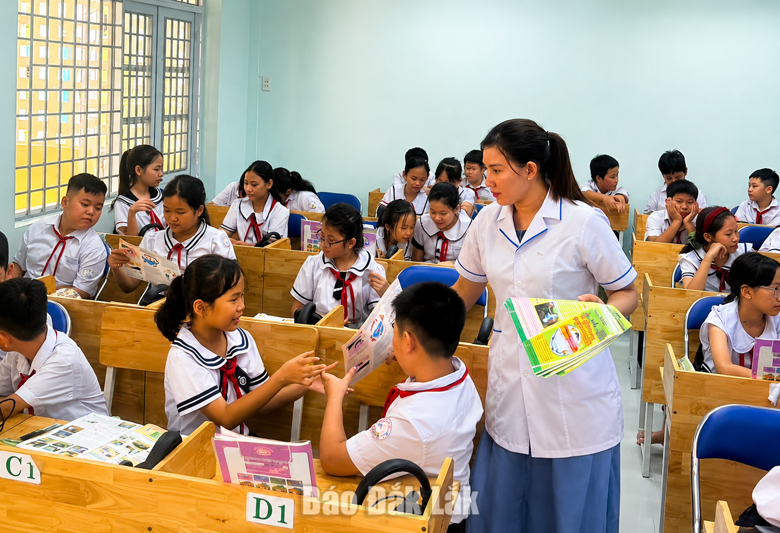 Ngành Y tế tuyên truyền, hướng dẫn học sinh các biện pháp chủ động phòng, chống bệnh sốt xuất huyết.
