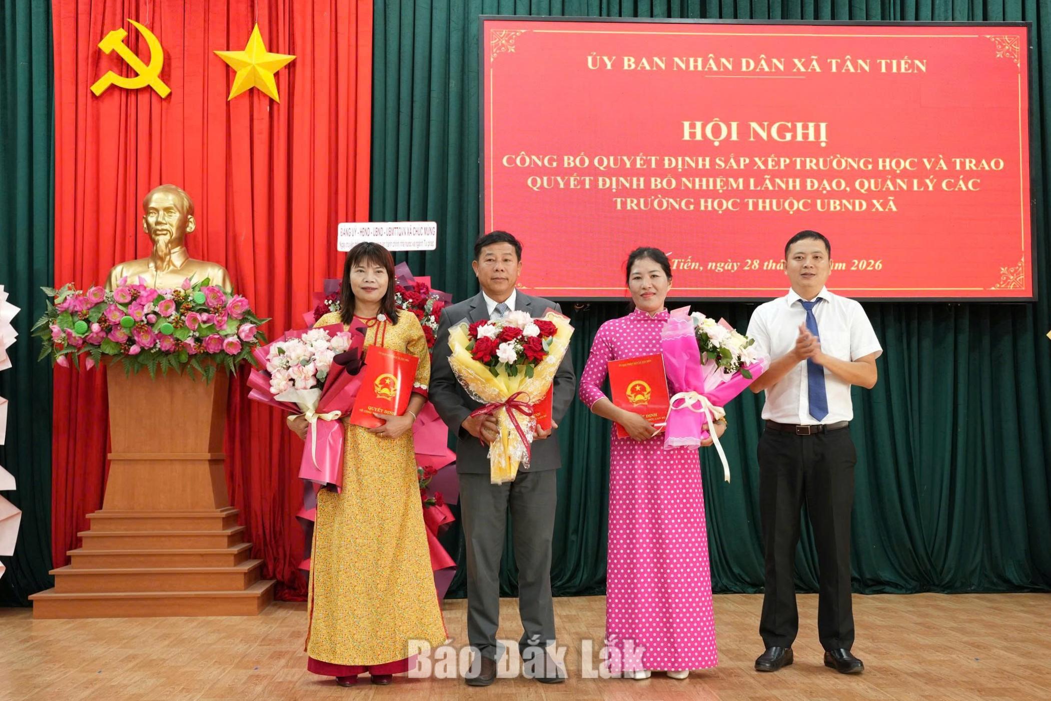 Đồng chí Nguyễn Văn Tài, Phó Chủ tịch UBND xã Tân Tiến trao Quyết định cho cán bộ quản lí trường Tiểu học và THCS Lý Tự Trọng sau sắp xếp.