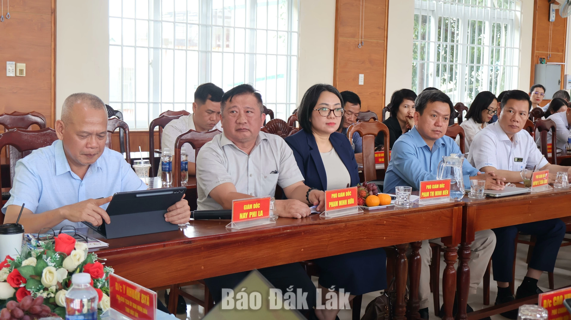 Phó Chủ tịch UBND tỉnh Y Nhuân Byă làm việc với Sở Y tế 2 Bam lãnh đạo Sở Y tế tham dự tại buổi làm việc.