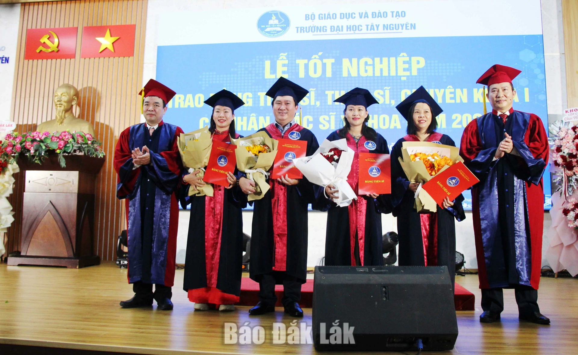 Trường Đại học Tây Nguyên trao bằng tốt nghiệp cho 311 học viên, sinh viên Khoa Y Dược 2 Lãnh đạo Trường Đại học Tây Nguyên trao bằng tiến sĩ cho các học viên.