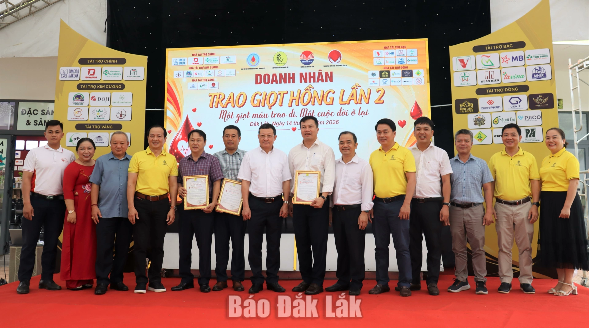 Hiệp Hội Doanh nhân Đắ k Lắ k trao thư cảm ơn đến các tổ chức đồng hành cùng chương trình 