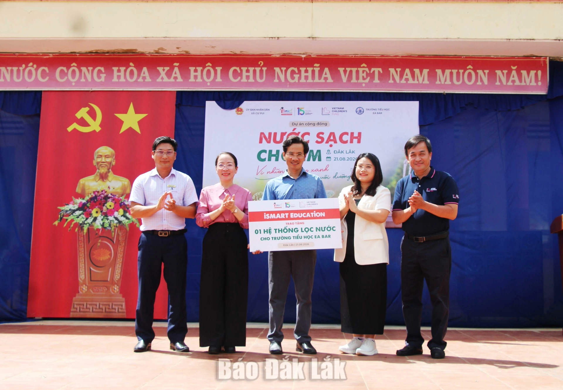 Đại diện các đơn vị trao bảng tượng trưng bàn giao dự án cho lãnh đạo Trường Tiểu học Ea Bar.